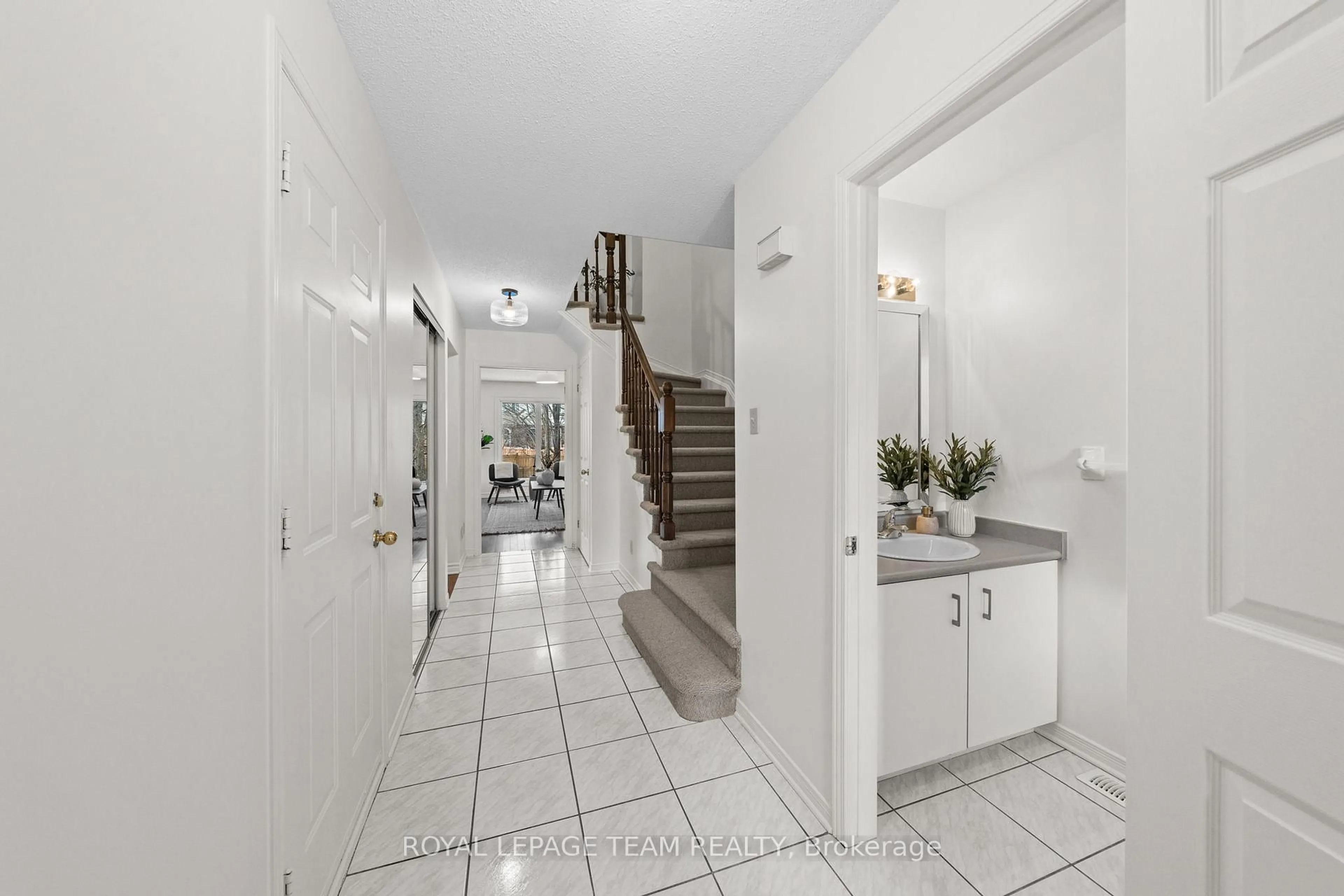 Indoor entryway for 71 Furlong Cres, Ottawa Ontario K2M 2H9