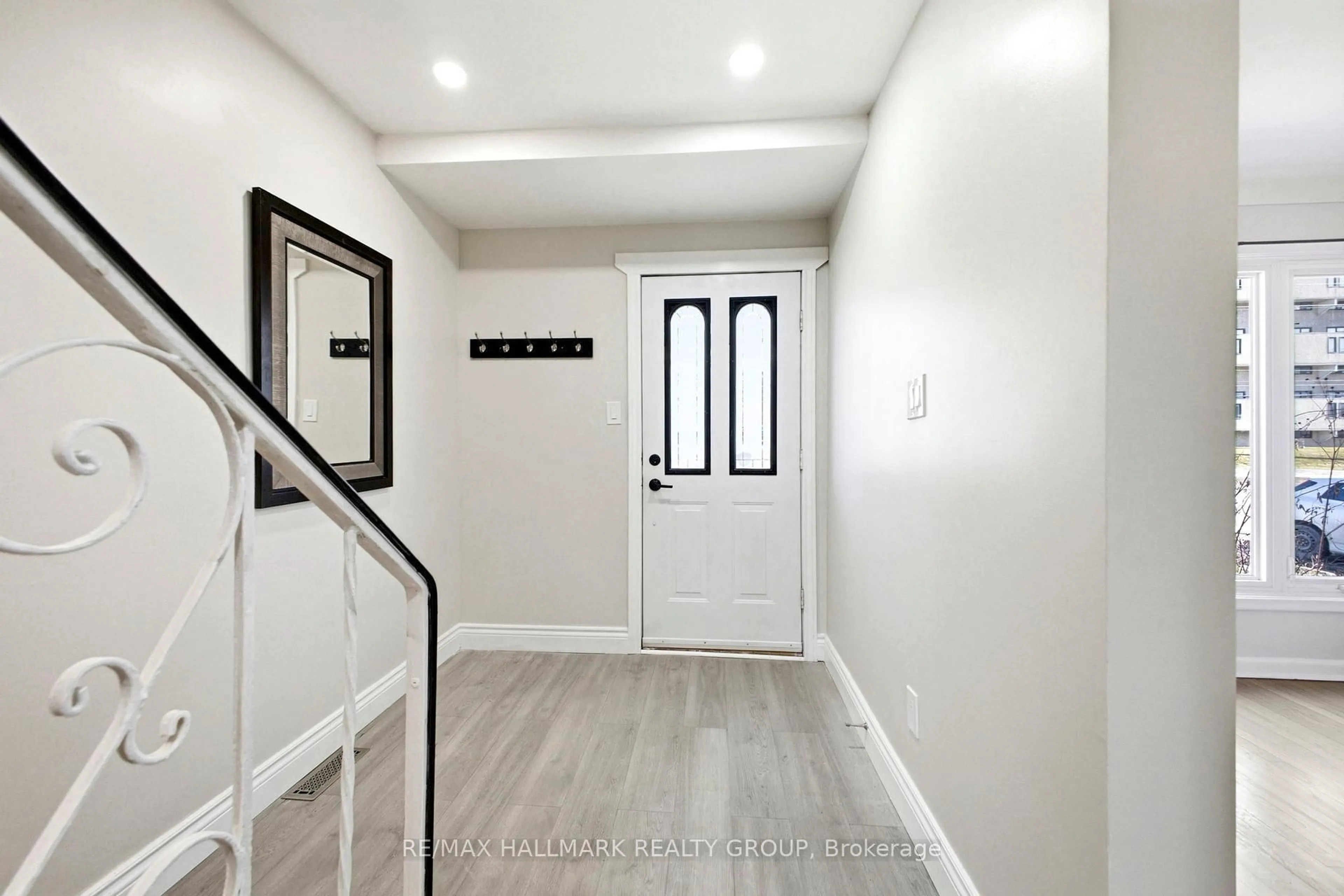 Indoor entryway for 1763 BASELINE Rd, Ottawa Ontario K2C 0C1