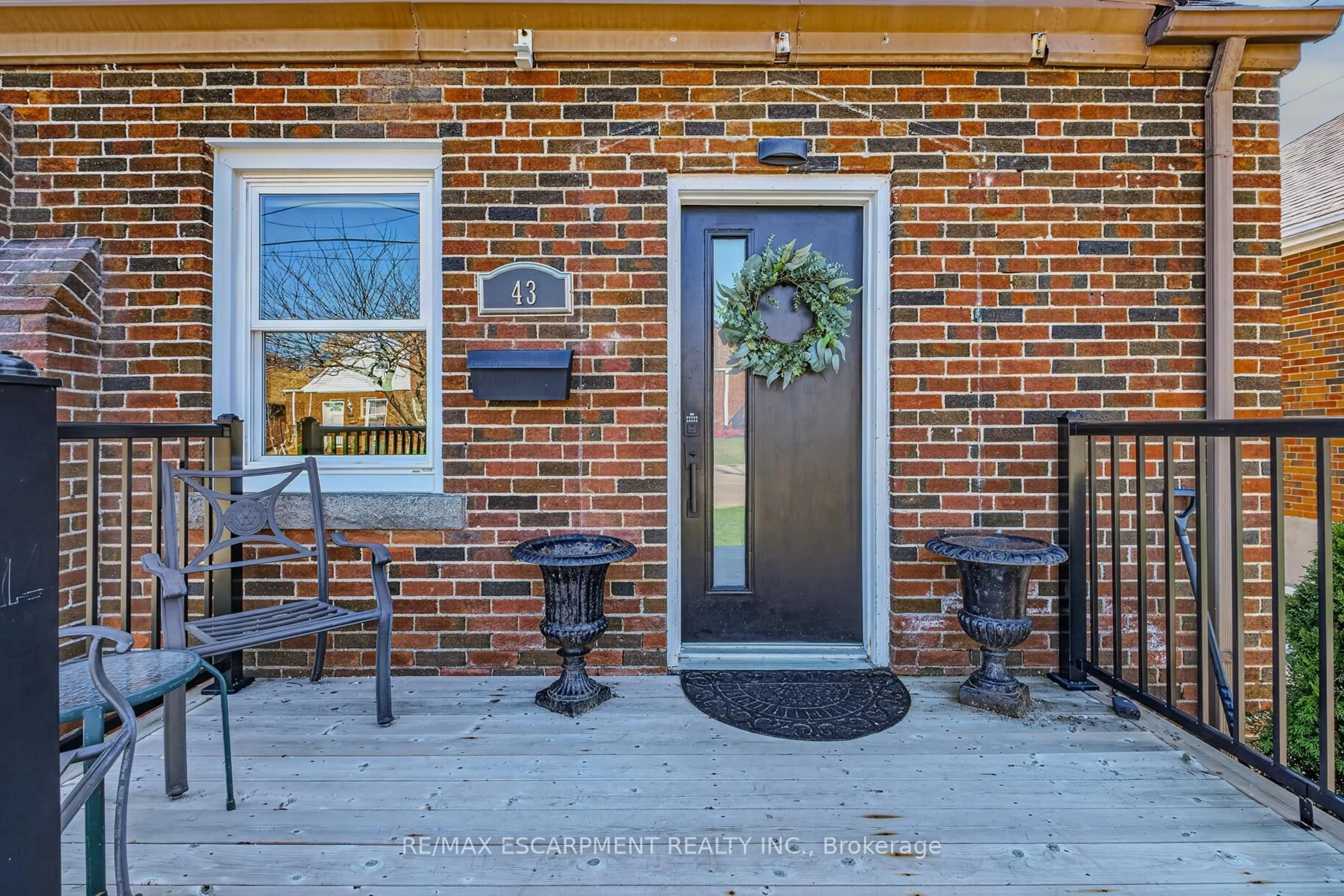 Indoor entryway for 43 Woodbridge Rd, Hamilton Ontario L8K 3C8