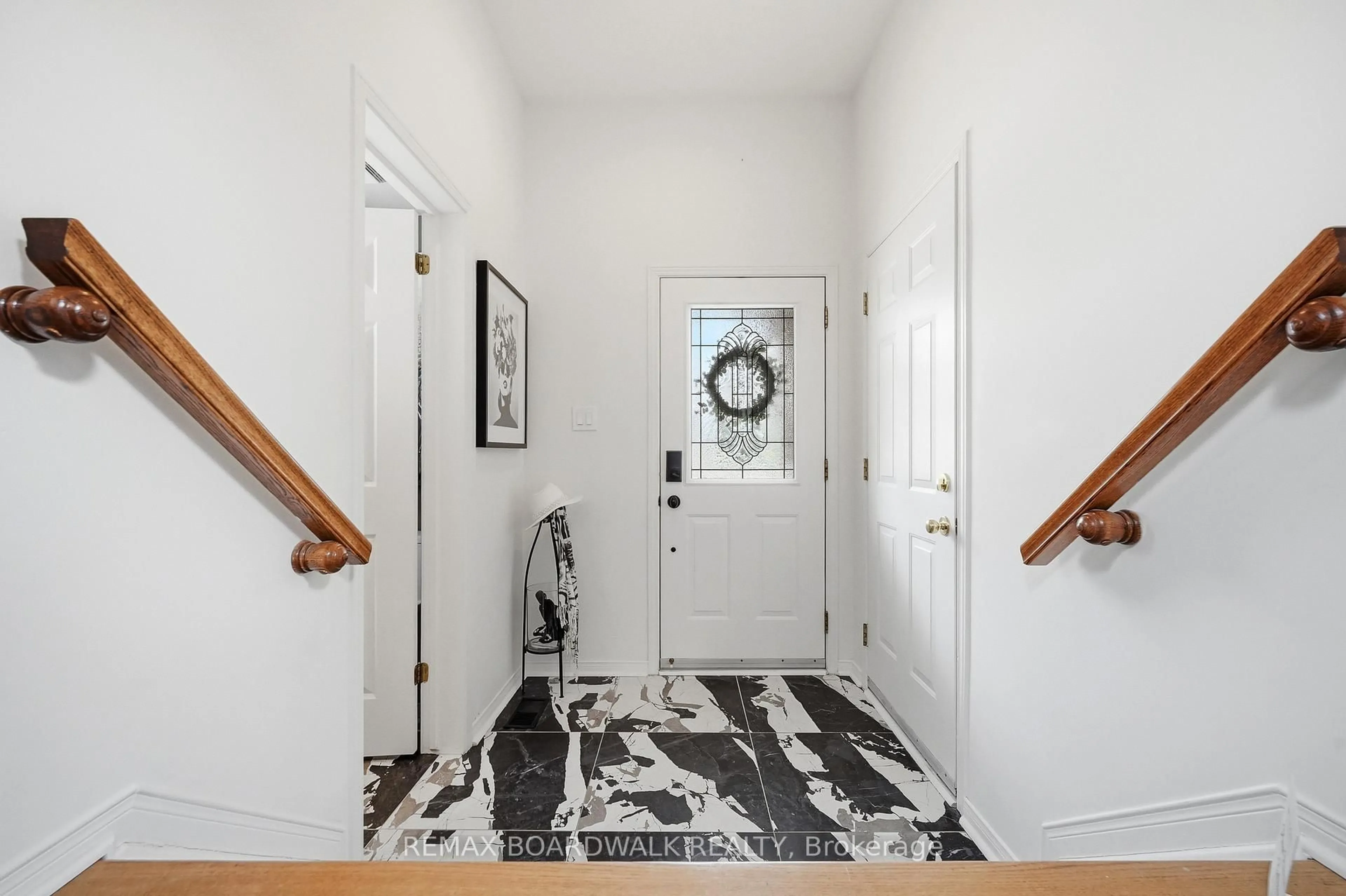 Indoor entryway for 1600 Henri Lauzon St, Ottawa Ontario K1C 7R6