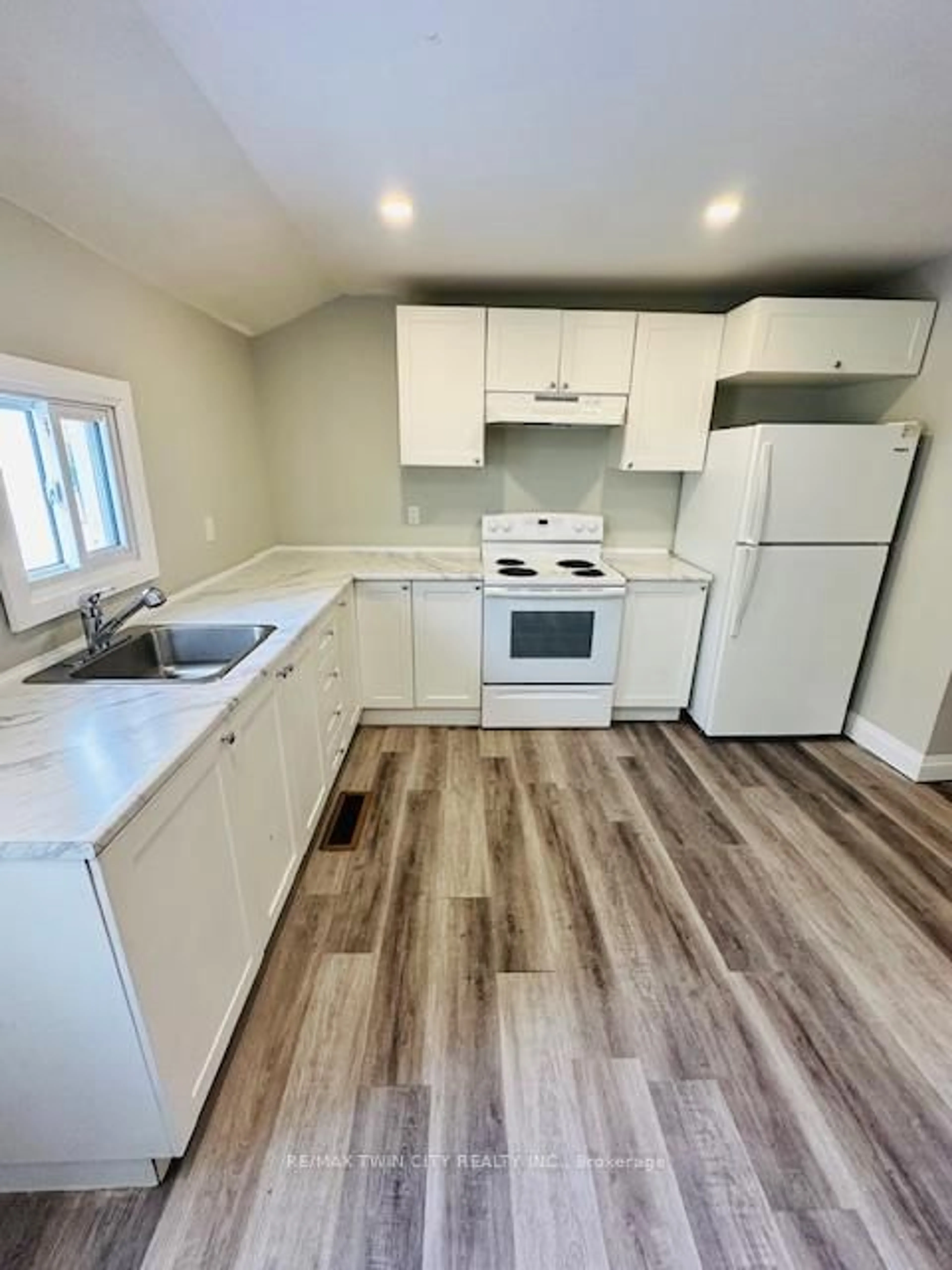 Standard kitchen, unknown for 111 Spring St, Brantford Ontario N3T 4M6
