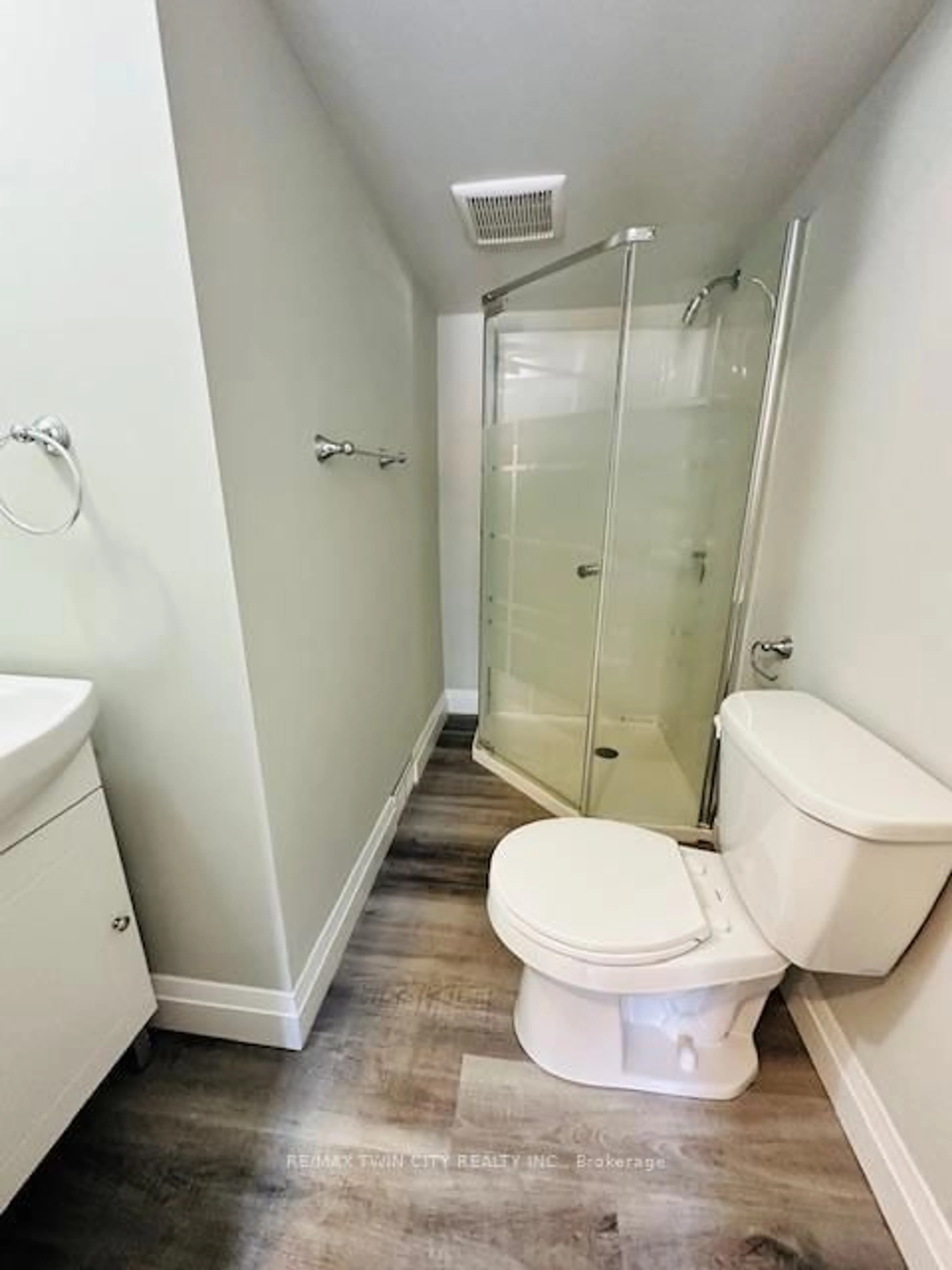 Standard bathroom, unknown for 111 Spring St, Brantford Ontario N3T 4M6
