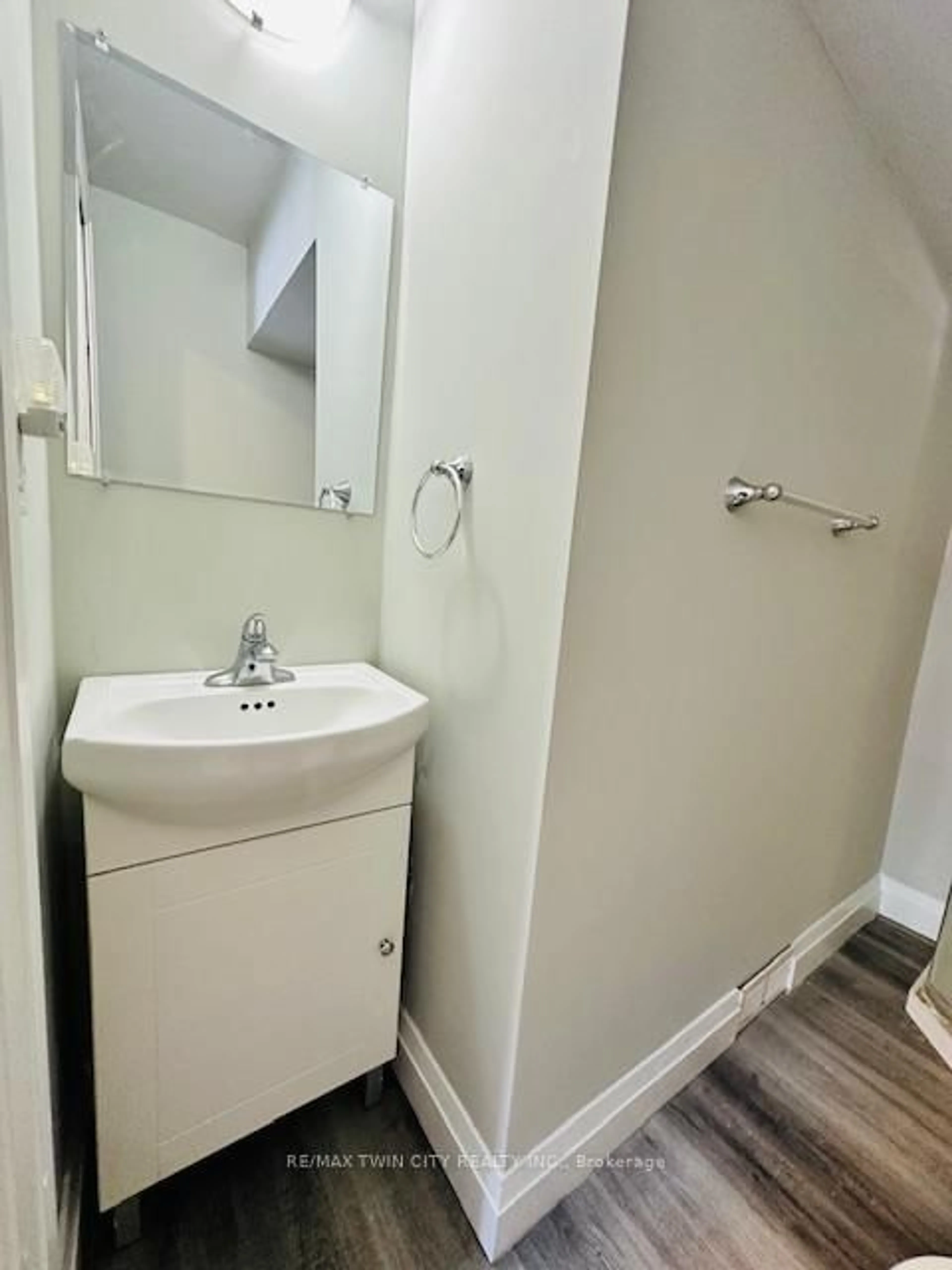 Standard bathroom, unknown for 111 Spring St, Brantford Ontario N3T 4M6