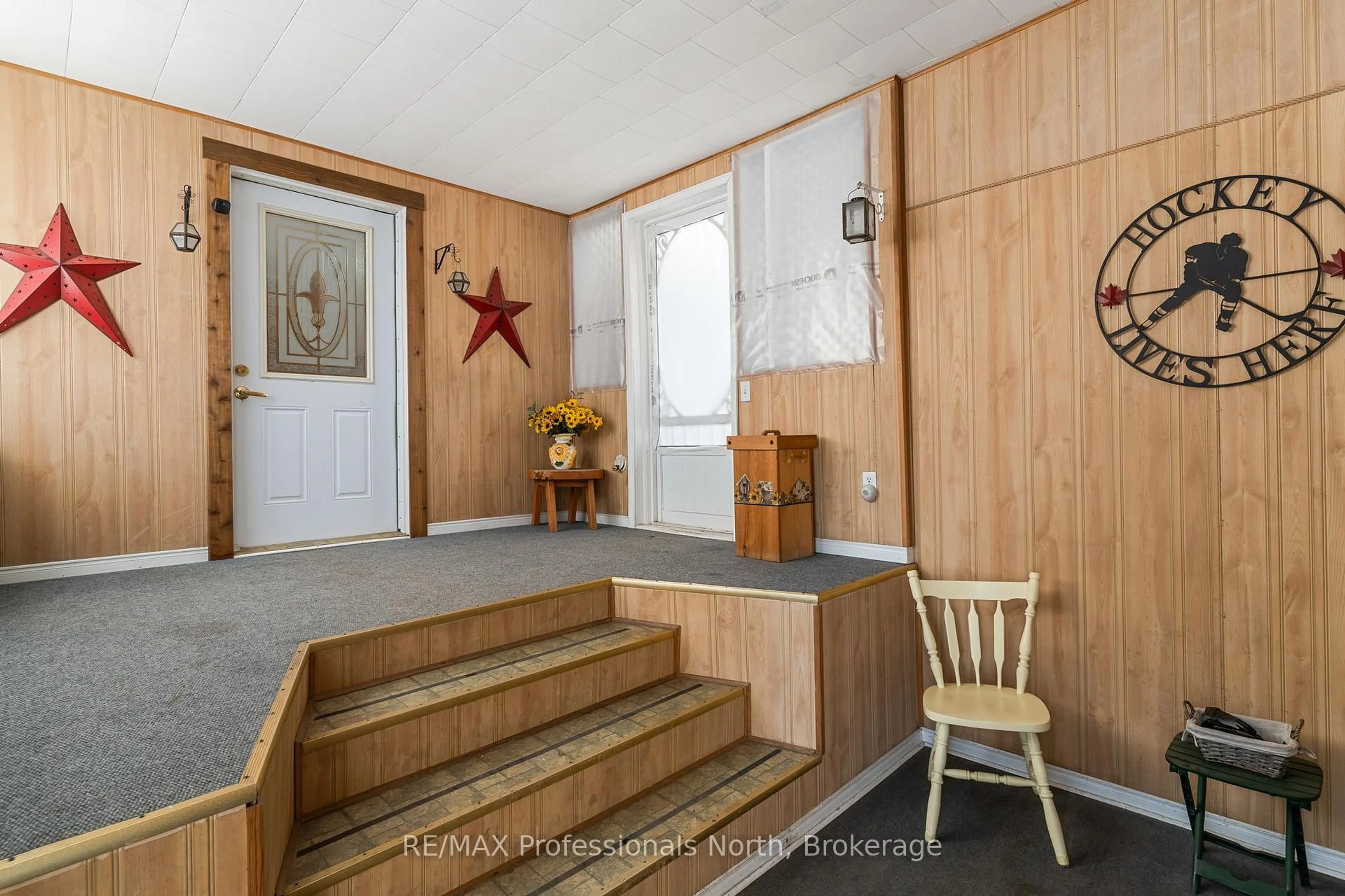 Indoor foyer for 11 Shadow Lake #3 Rd, Kawartha Lakes Ontario K0M 2L0