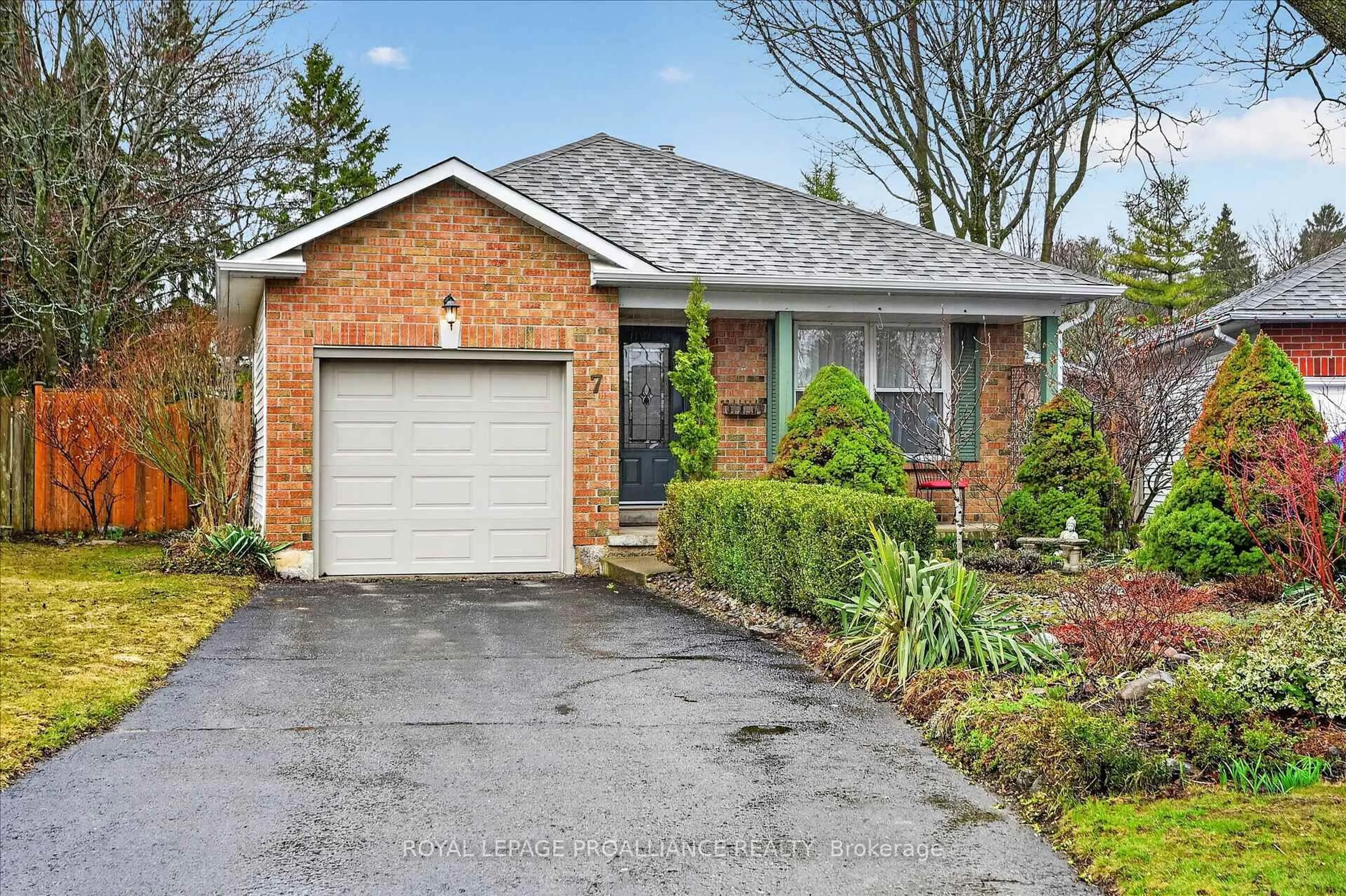 Home with brick exterior material, street for 7 Daleview Crt, Peterborough Ontario K9J 8E6