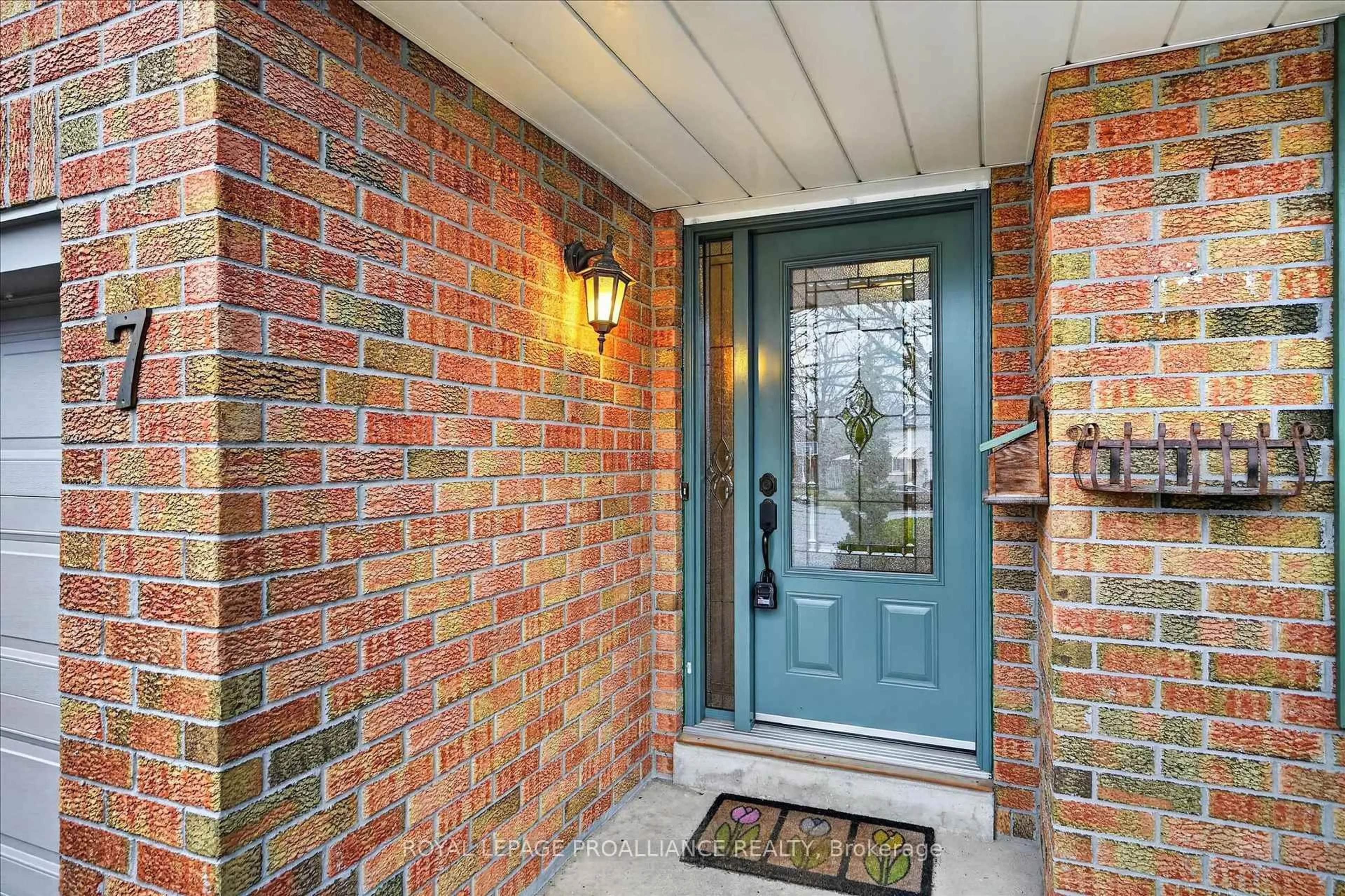 Indoor entryway for 7 Daleview Crt, Peterborough Ontario K9J 8E6