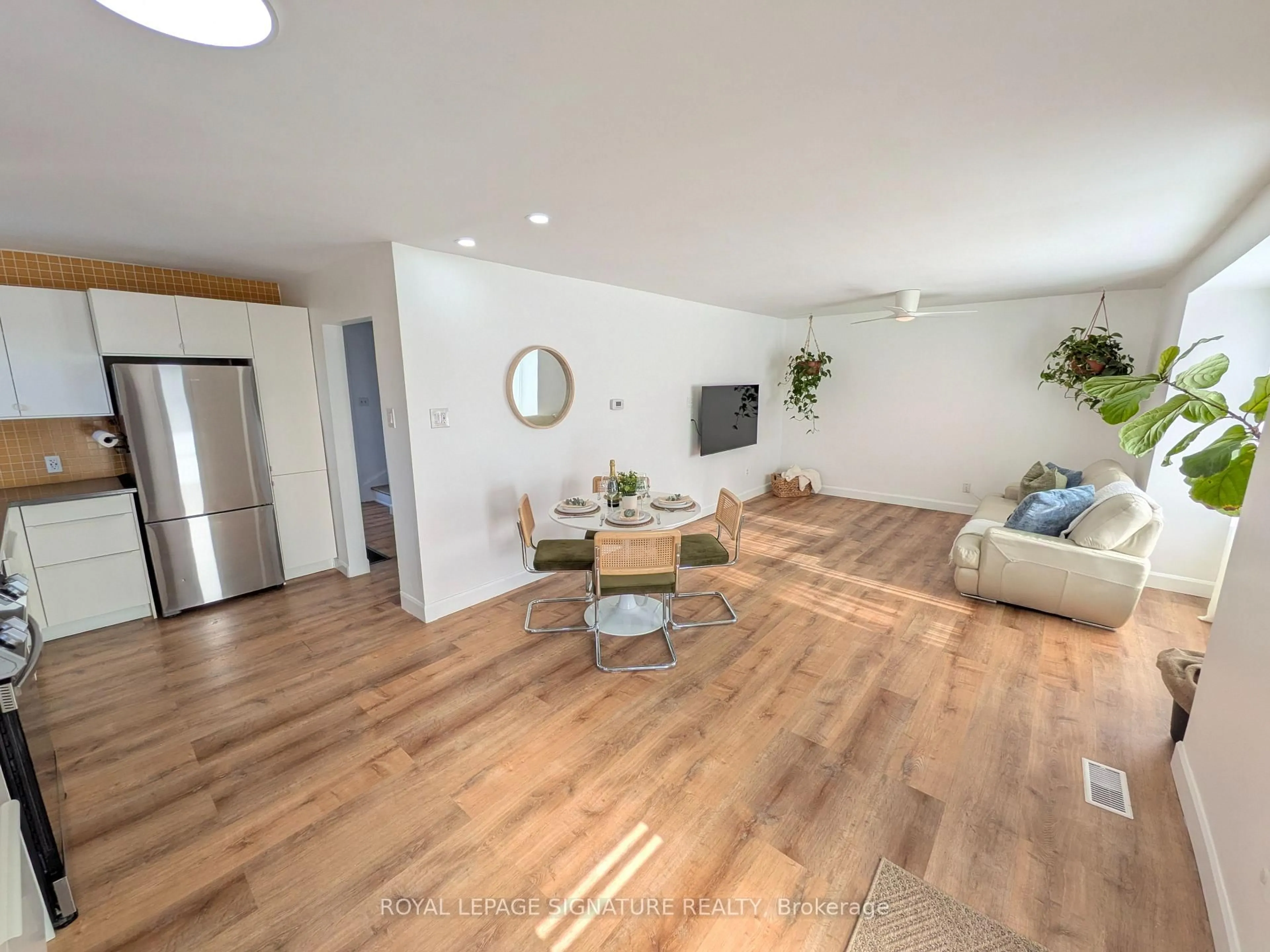 Living room with furniture, wood/laminate floor for 524 Burnham St, Cobourg Ontario K9A 2W7