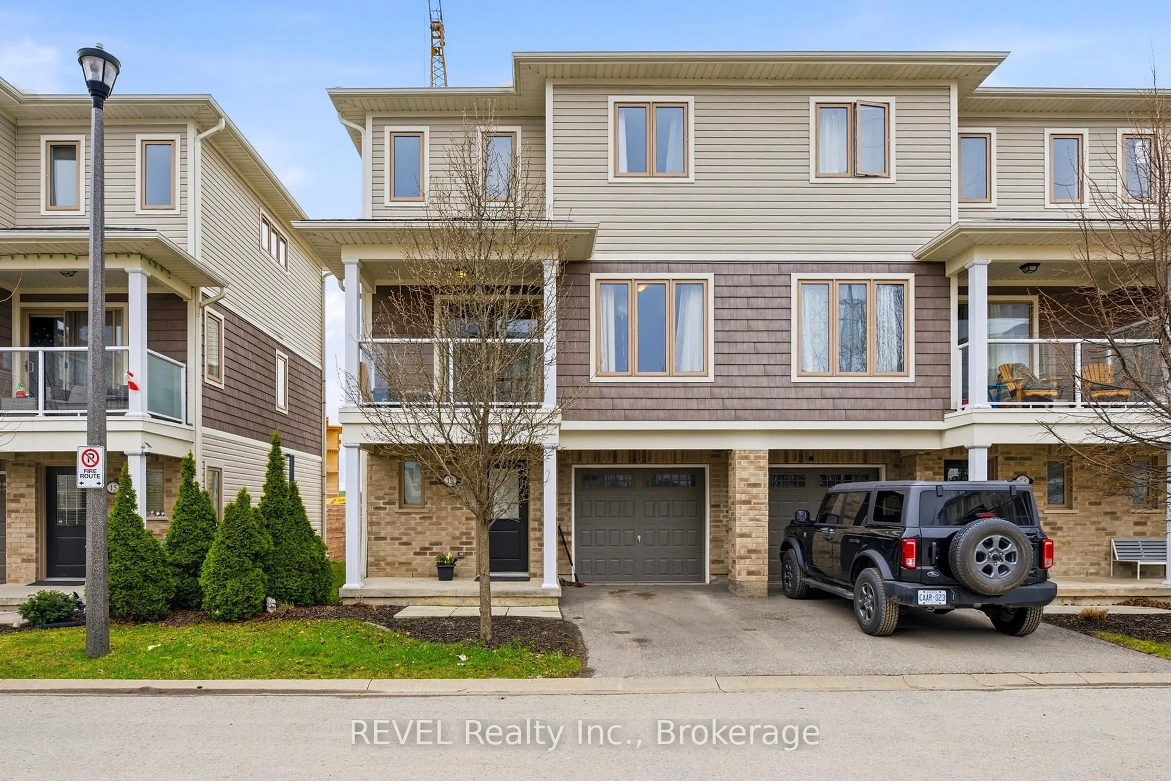 Home with vinyl exterior material, street for 19 Scarlett Common #20, St. Catharines Ontario L2P 0C4