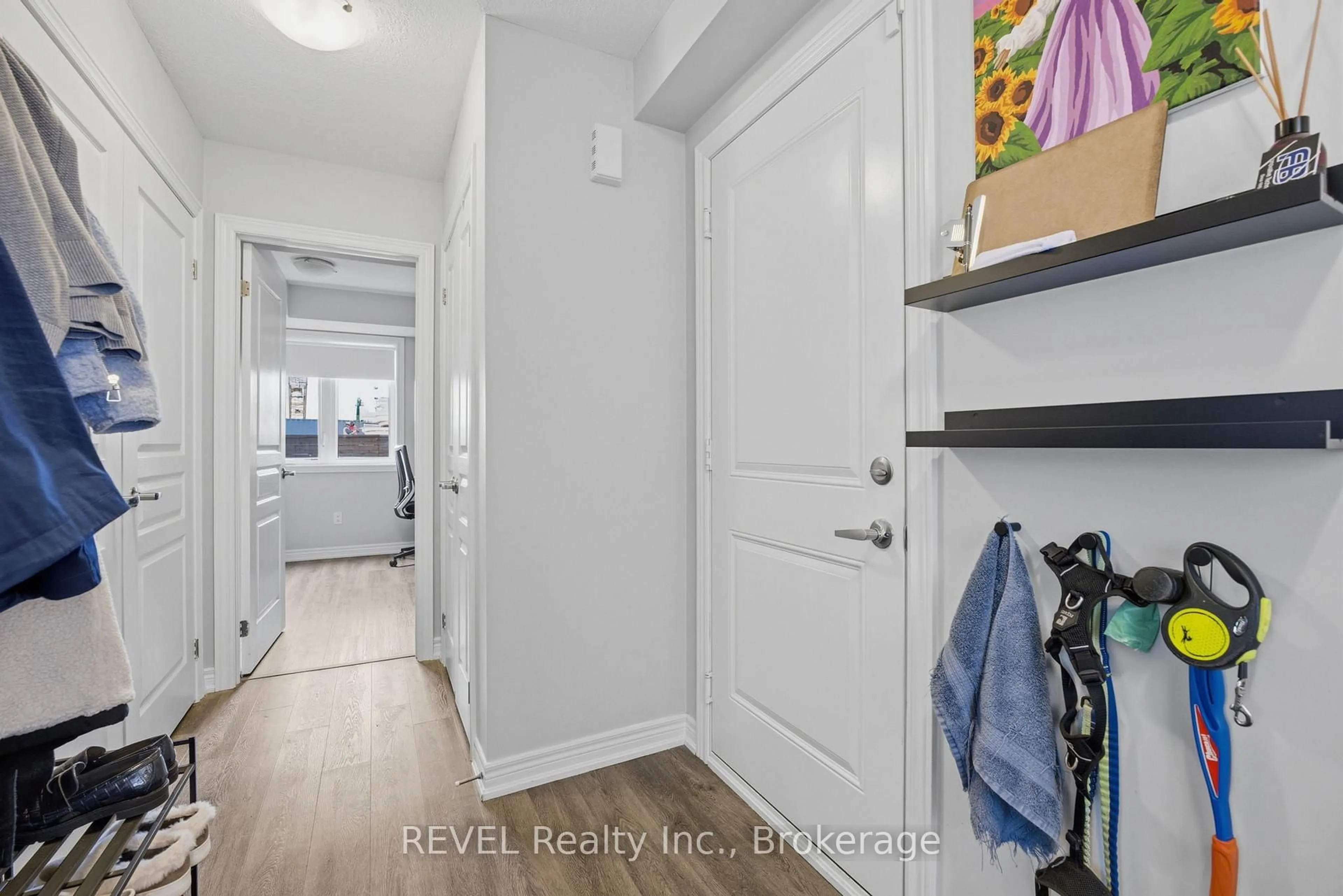 Indoor entryway for 19 Scarlett Common #20, St. Catharines Ontario L2P 0C4