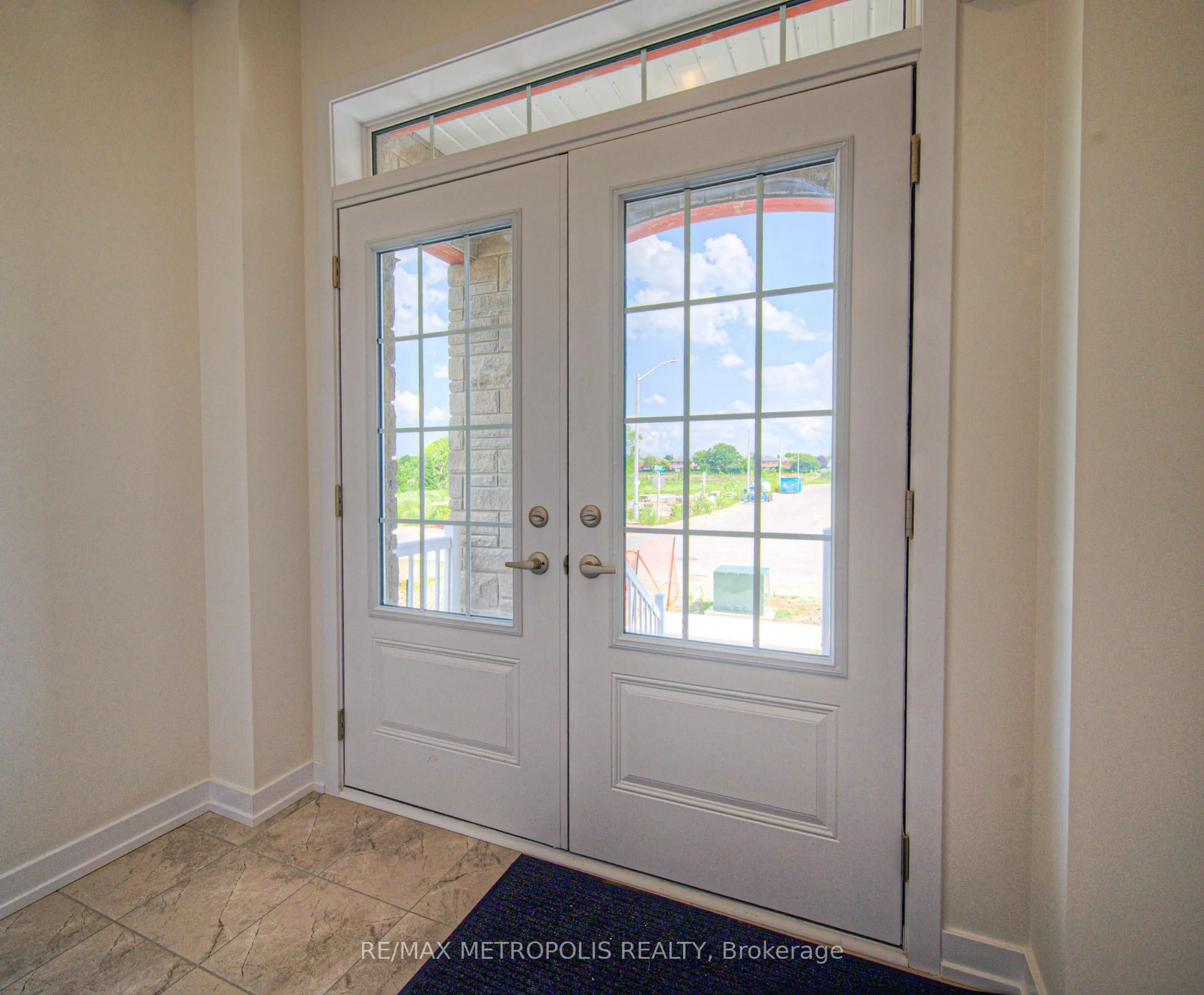 Indoor entryway for 100 Moss Dr, Cambridge Ontario N1T 0H1