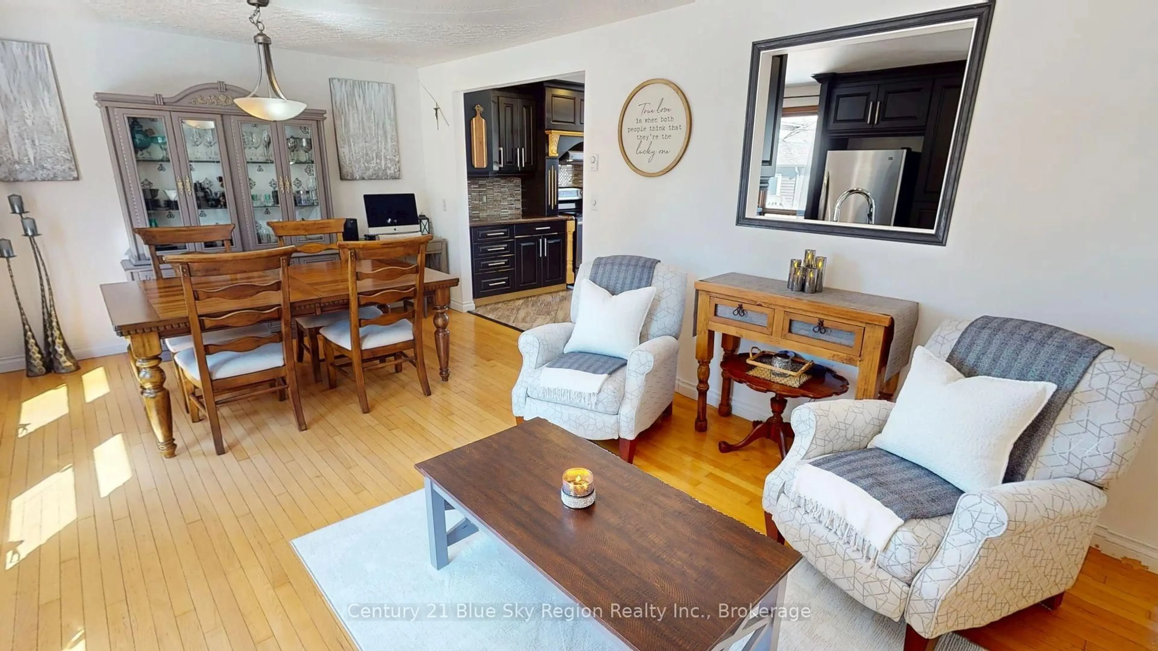 Living room with furniture, wood/laminate floor for 25 Carriage Cres, North Bay Ontario P1C 1G5