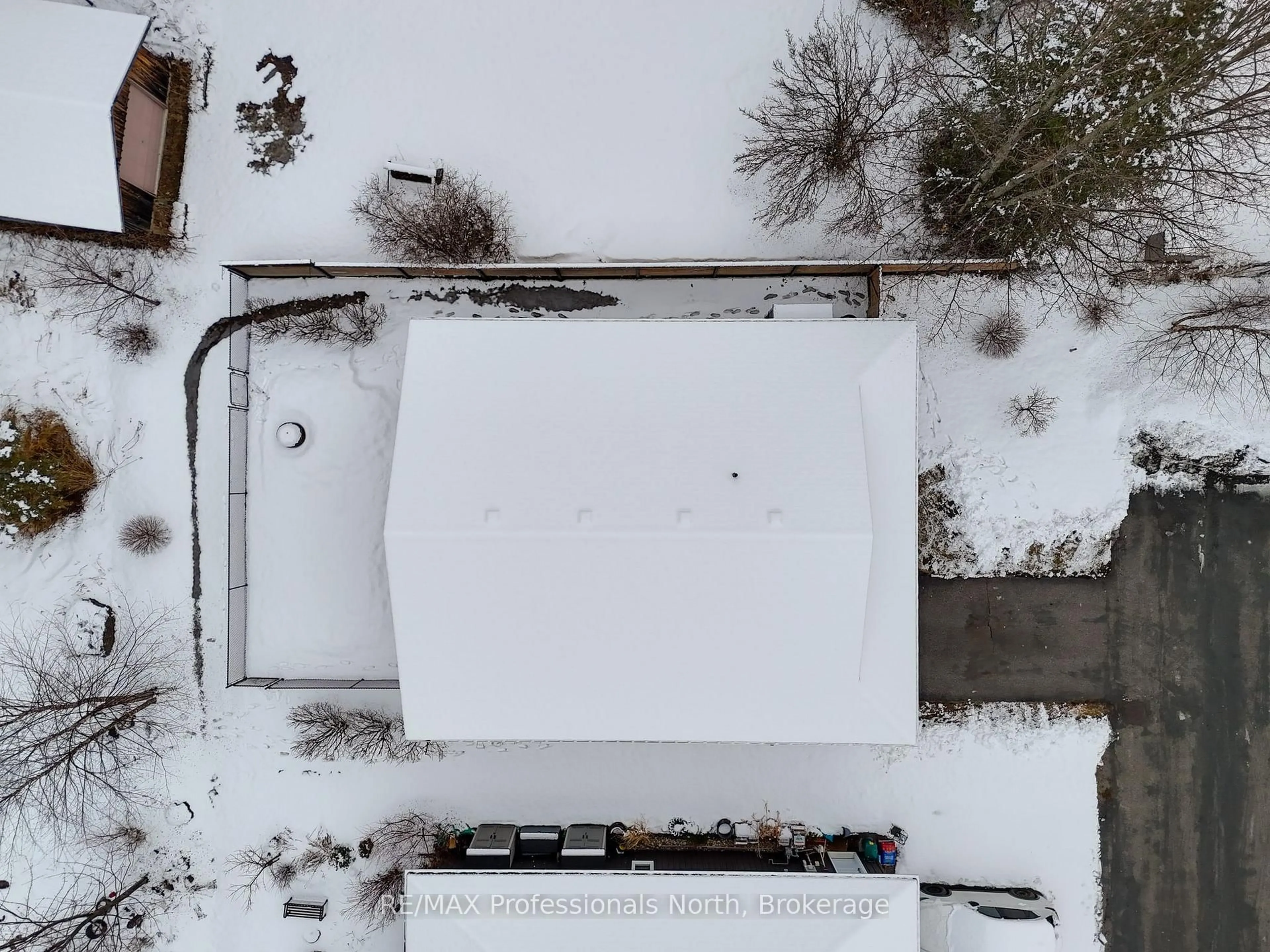 A pic from outside/outdoor area/front of a property/back of a property/a pic from drone, building for 11 Autumn Lane, Huntsville Ontario P1H 0C7