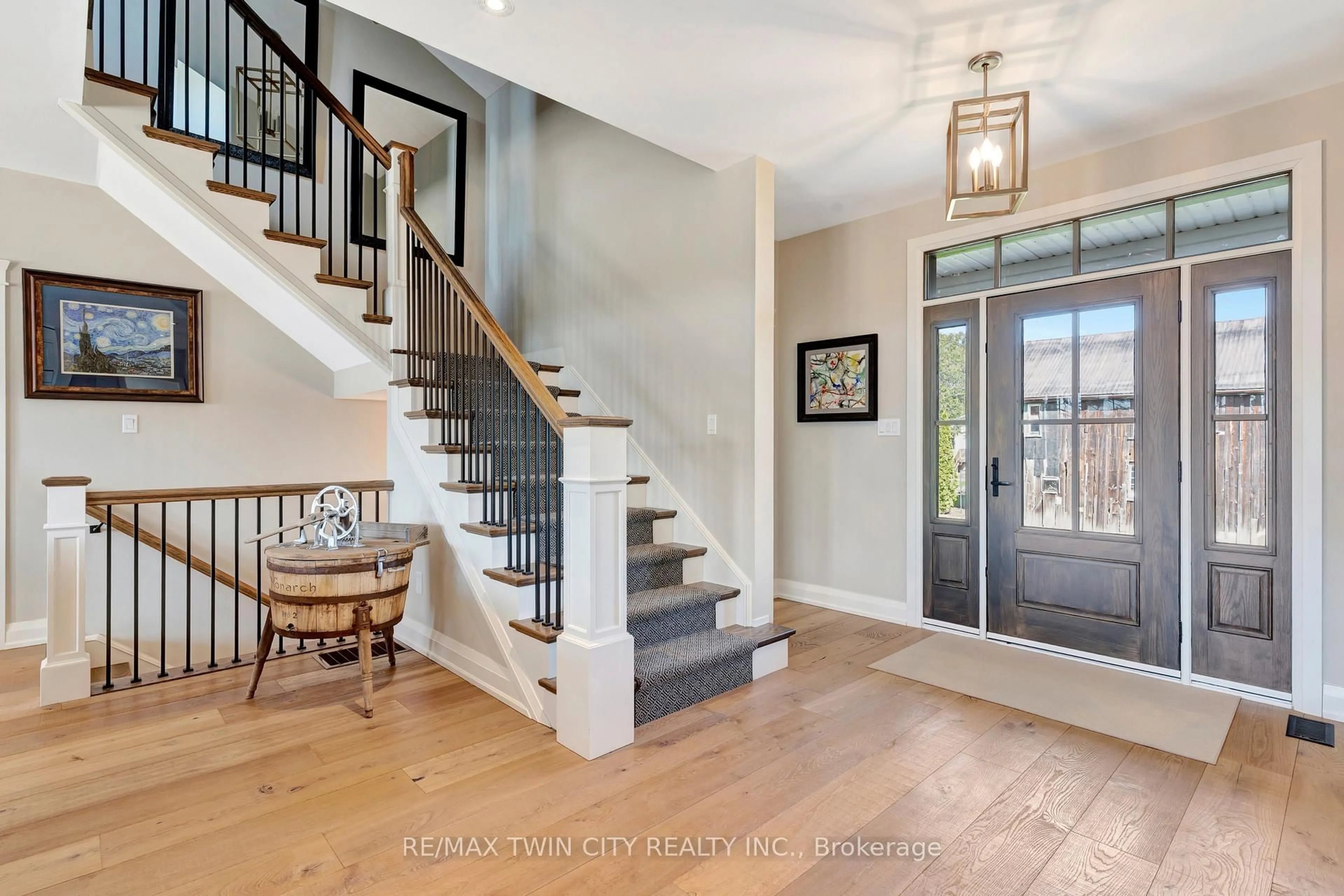 Indoor entryway for 42 PARSONAGE Rd, Hamilton Ontario N3T 5M1