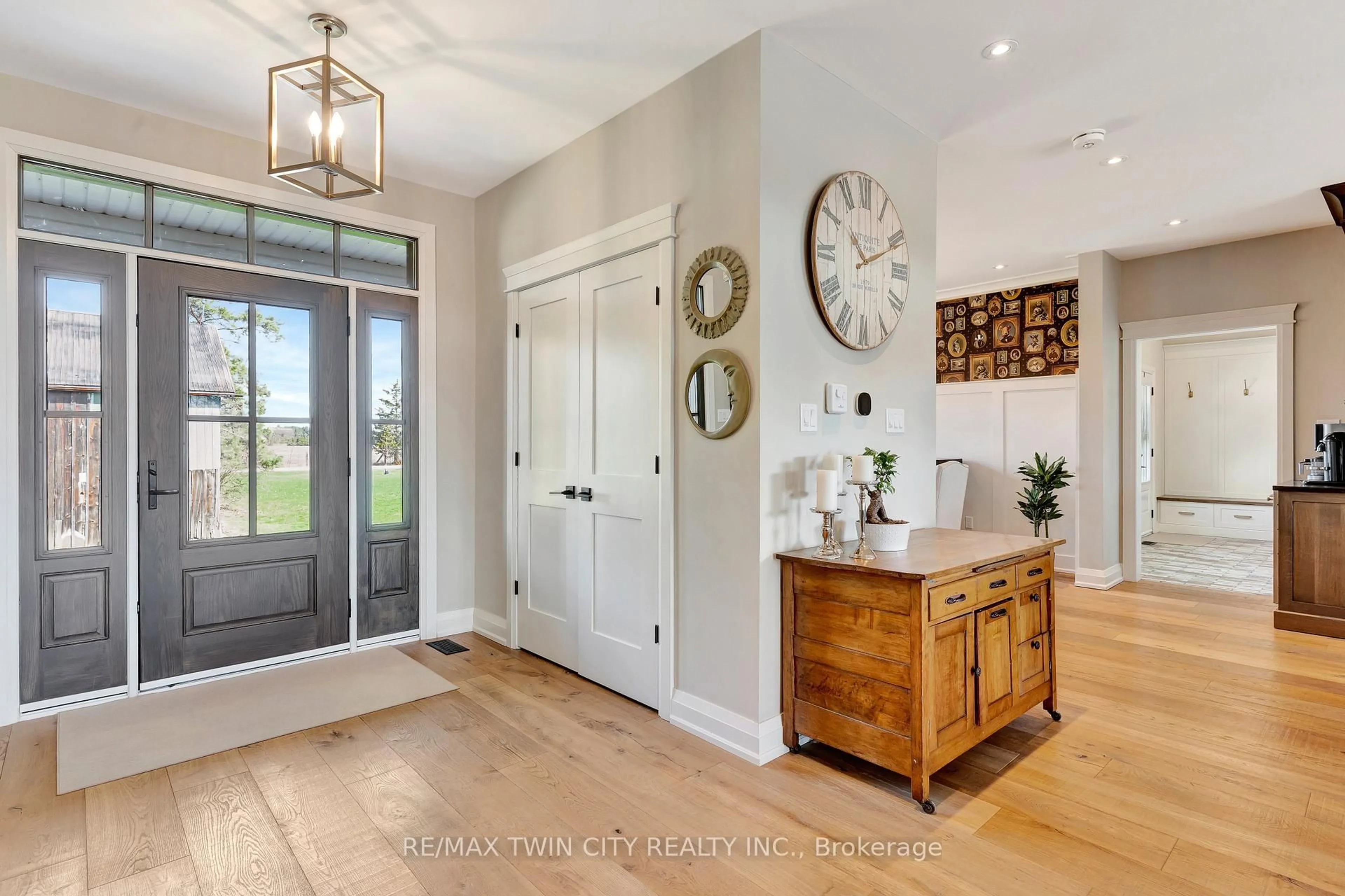 Indoor entryway for 42 PARSONAGE Rd, Hamilton Ontario N3T 5M1