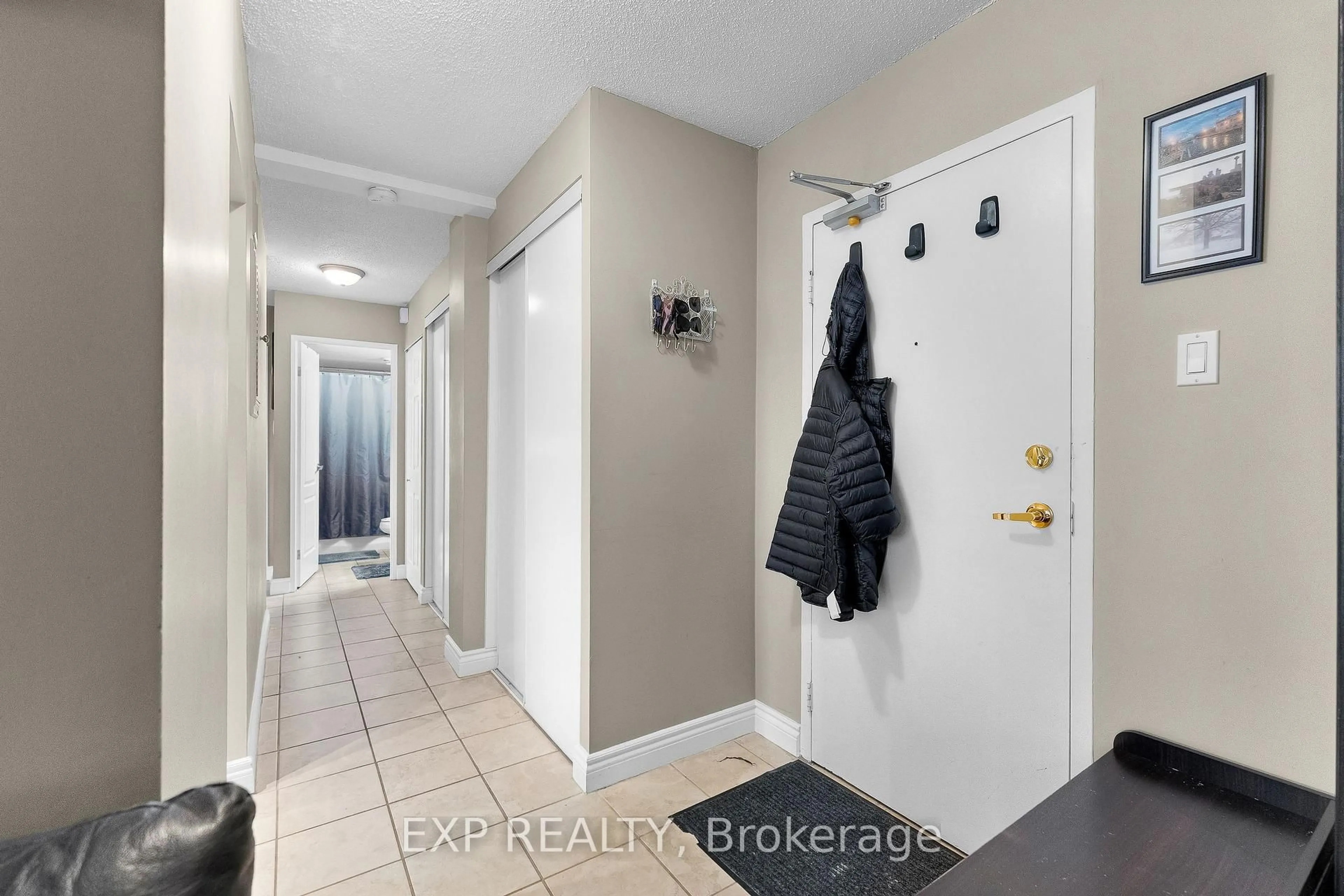 Indoor entryway for 6390 Huggins St #407, Niagara Falls Ontario L2J 1H1