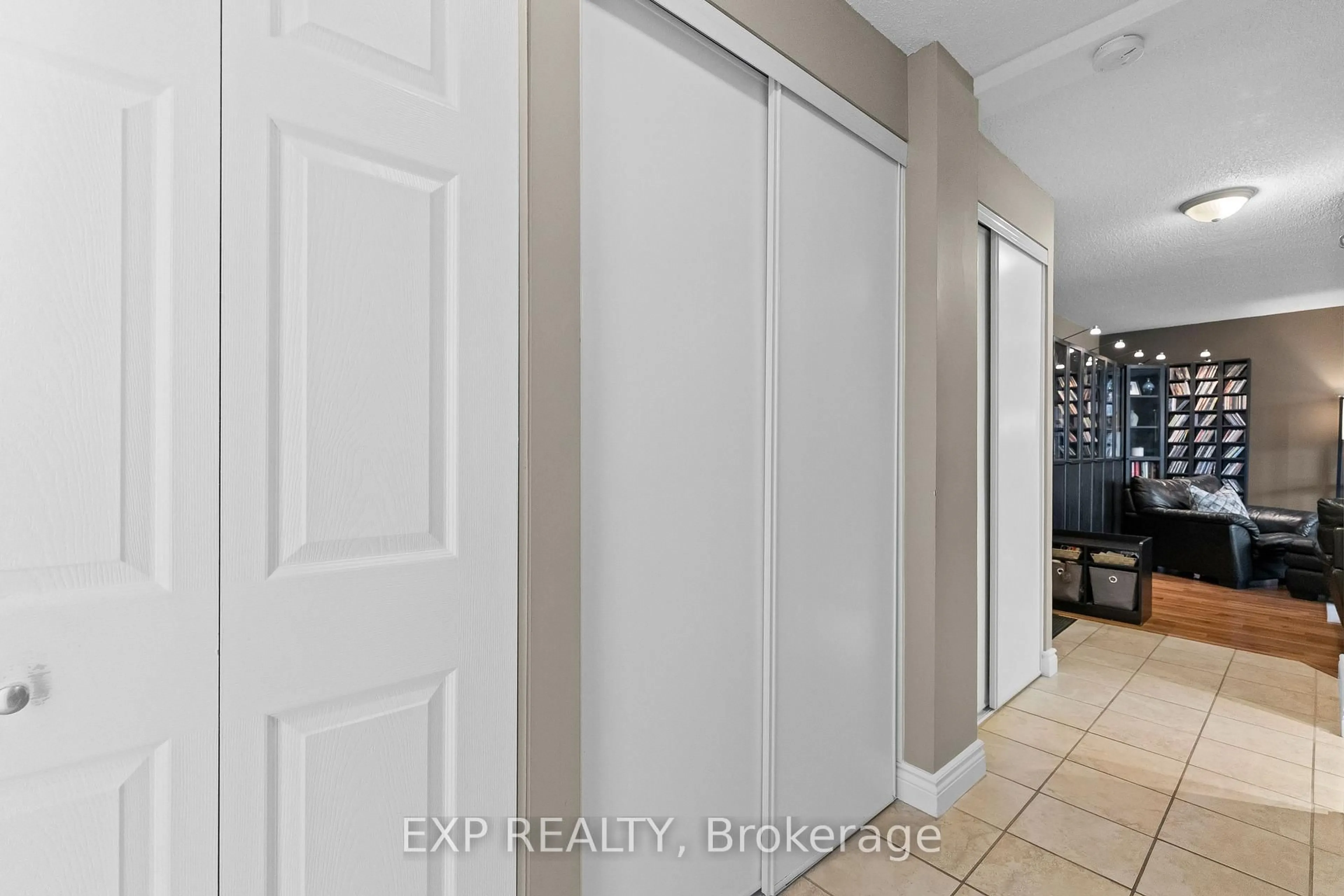 Indoor entryway for 6390 Huggins St #407, Niagara Falls Ontario L2J 1H1