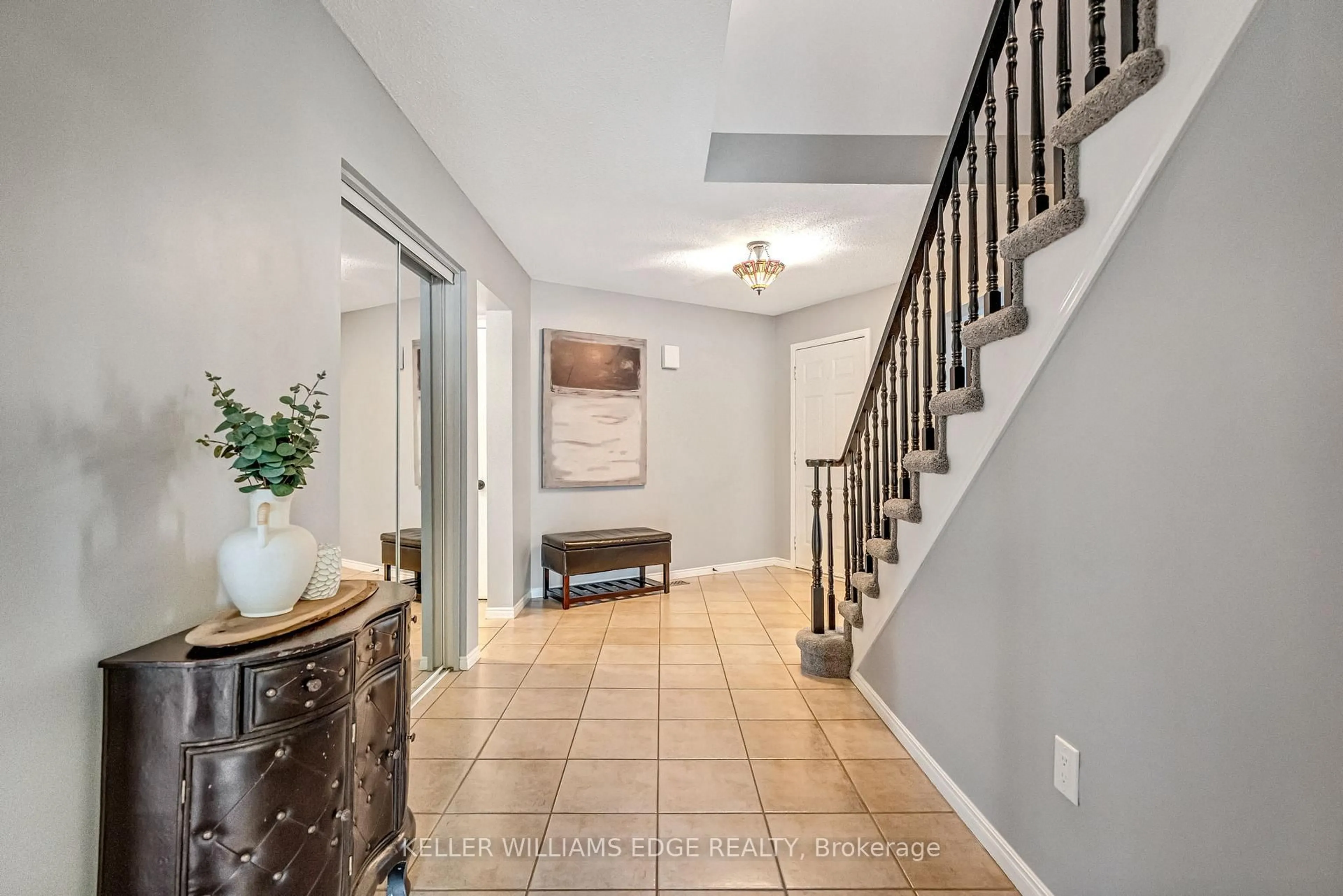 Indoor entryway for 70 Strawberry Dr, Hamilton Ontario L8E 4R4
