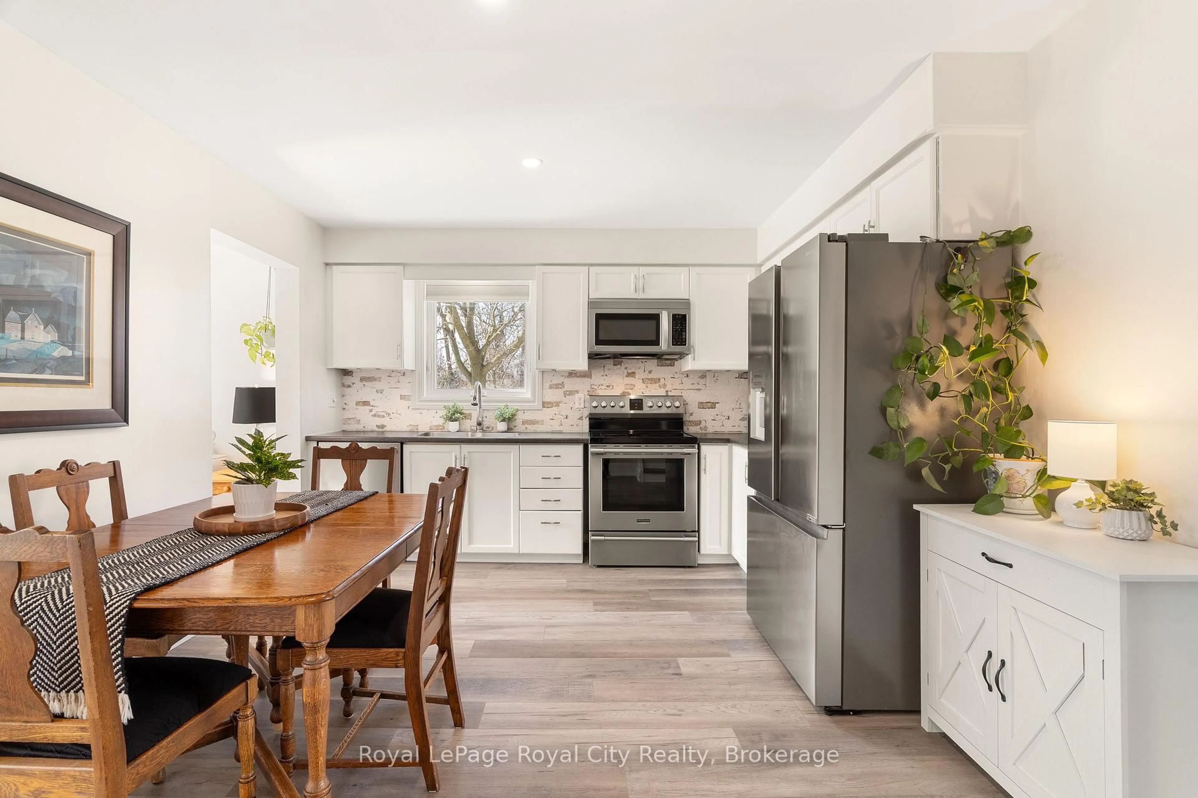 Open concept kitchen, ceramic/tile floor for 22 Thompson Dr, Guelph Ontario N1E 7A5