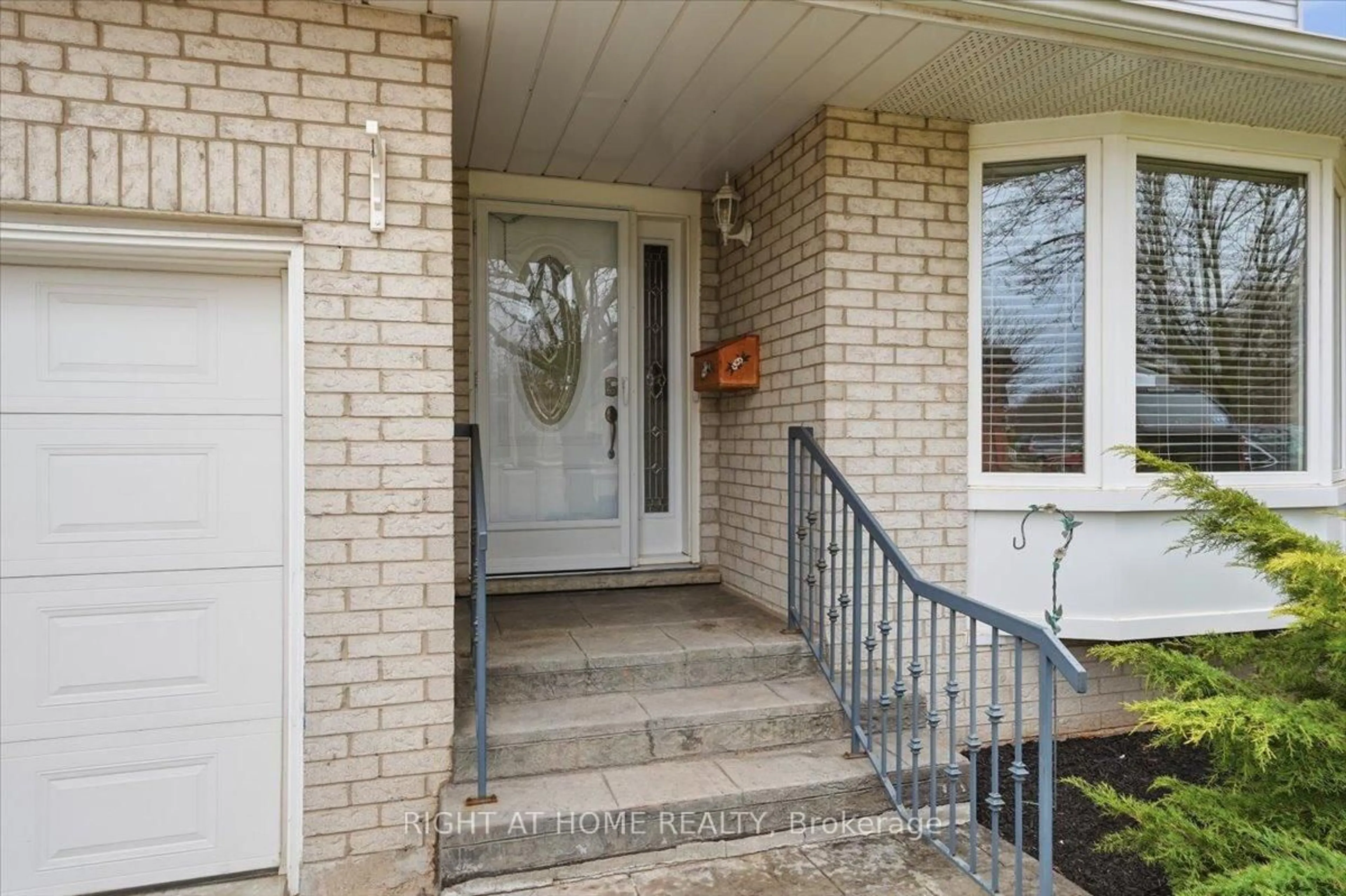 Indoor entryway for 26 Ellington Ave, Hamilton Ontario L8E 4E9