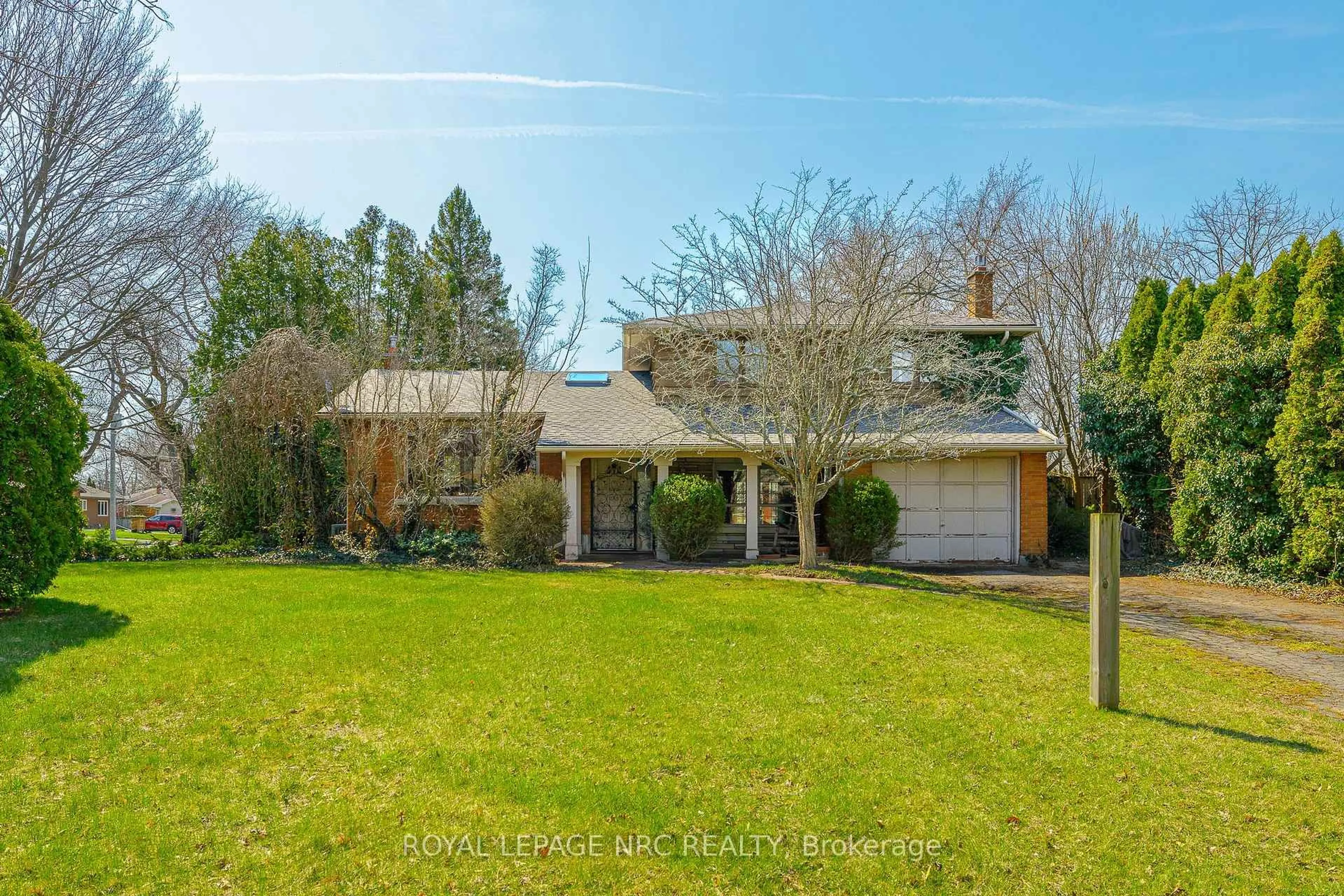 A pic from outside/outdoor area/front of a property/back of a property/a pic from drone, street for 20 Old Coach Rd, St. Catharines Ontario L2N 2P3