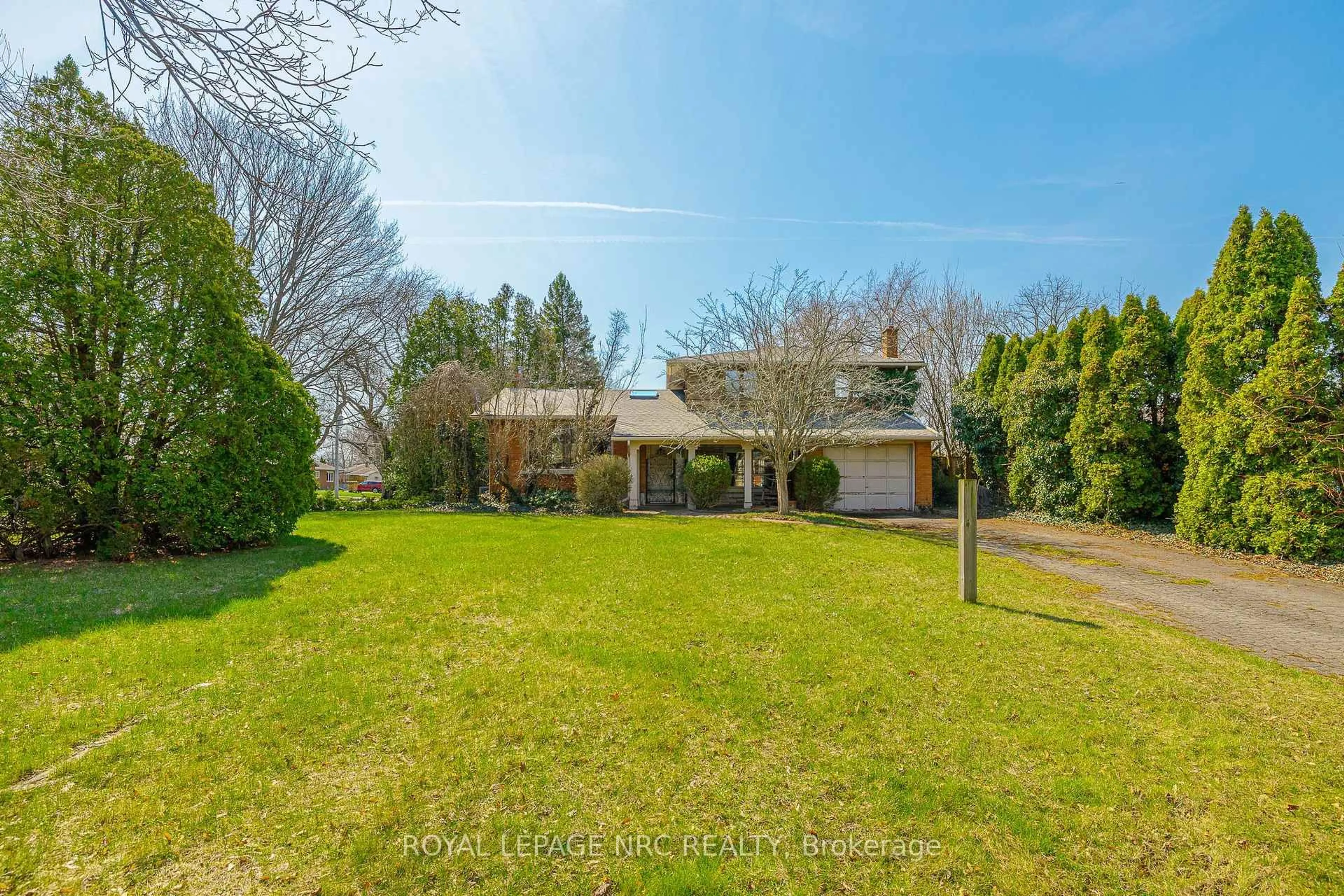 A pic from outside/outdoor area/front of a property/back of a property/a pic from drone, unknown for 20 Old Coach Rd, St. Catharines Ontario L2N 2P3