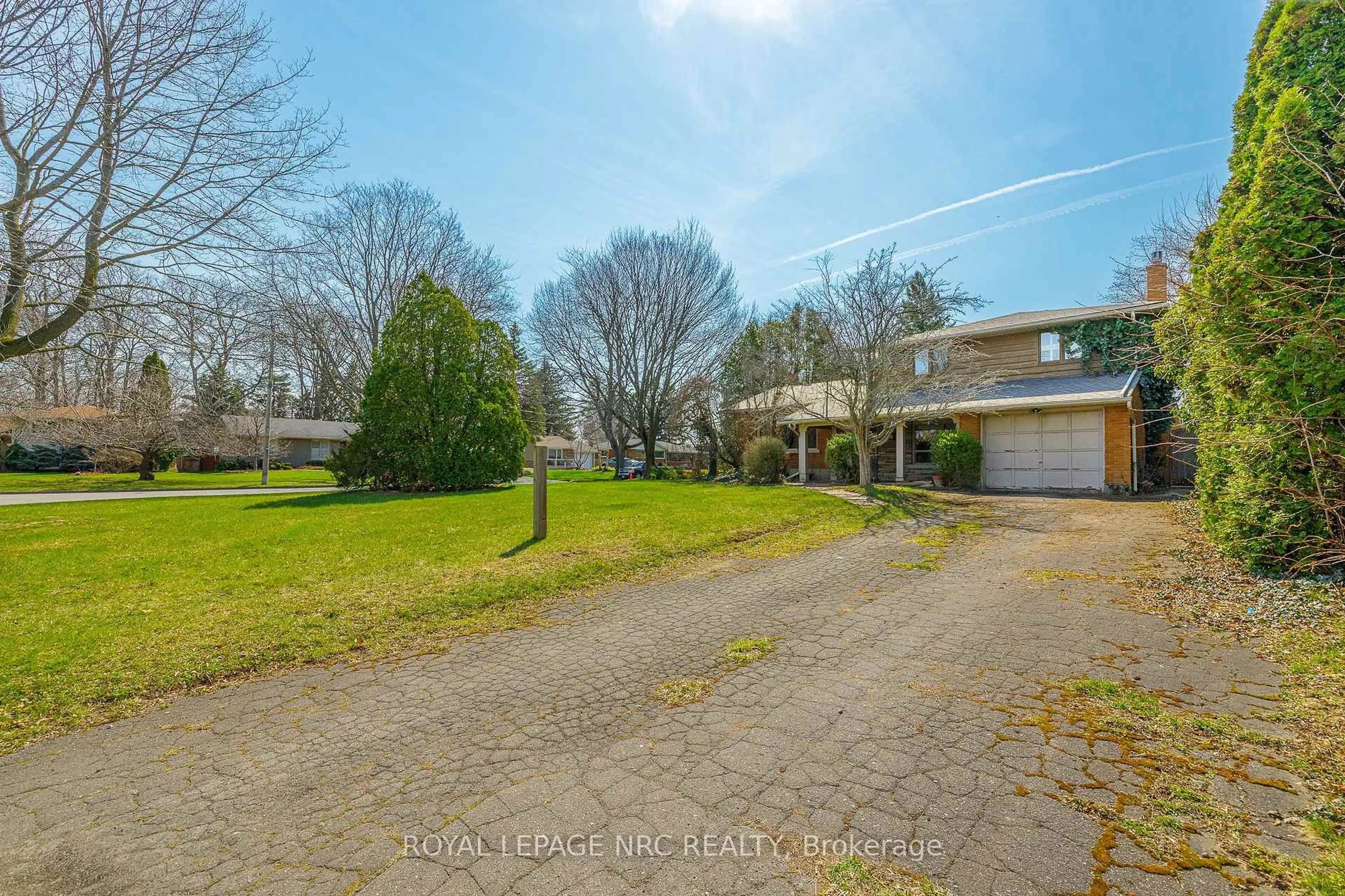 A pic from outside/outdoor area/front of a property/back of a property/a pic from drone, street for 20 Old Coach Rd, St. Catharines Ontario L2N 2P3
