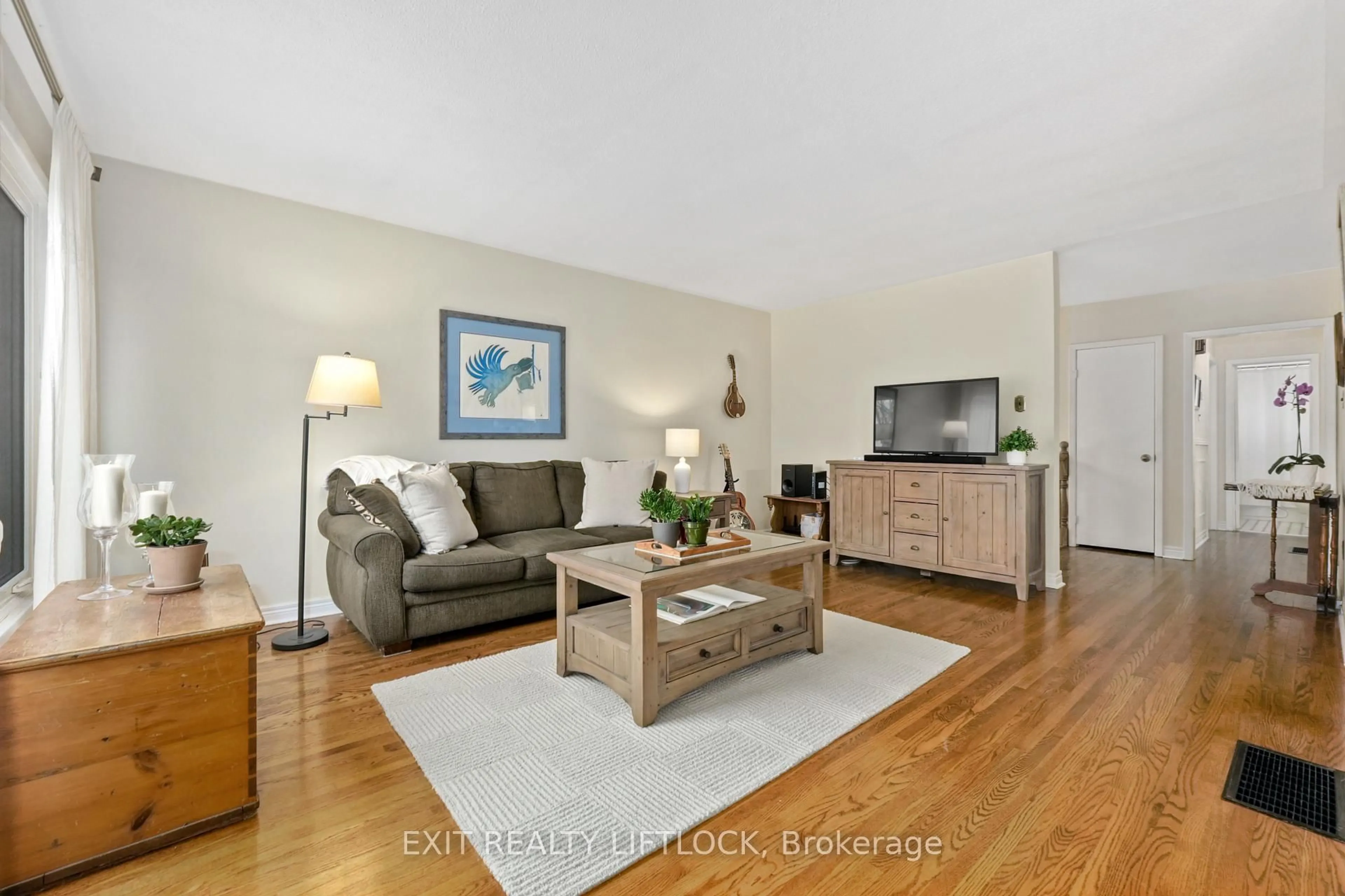 Living room with furniture, wood/laminate floor for 273 Maxwell Ave, Peterborough Ontario K9J 1B4