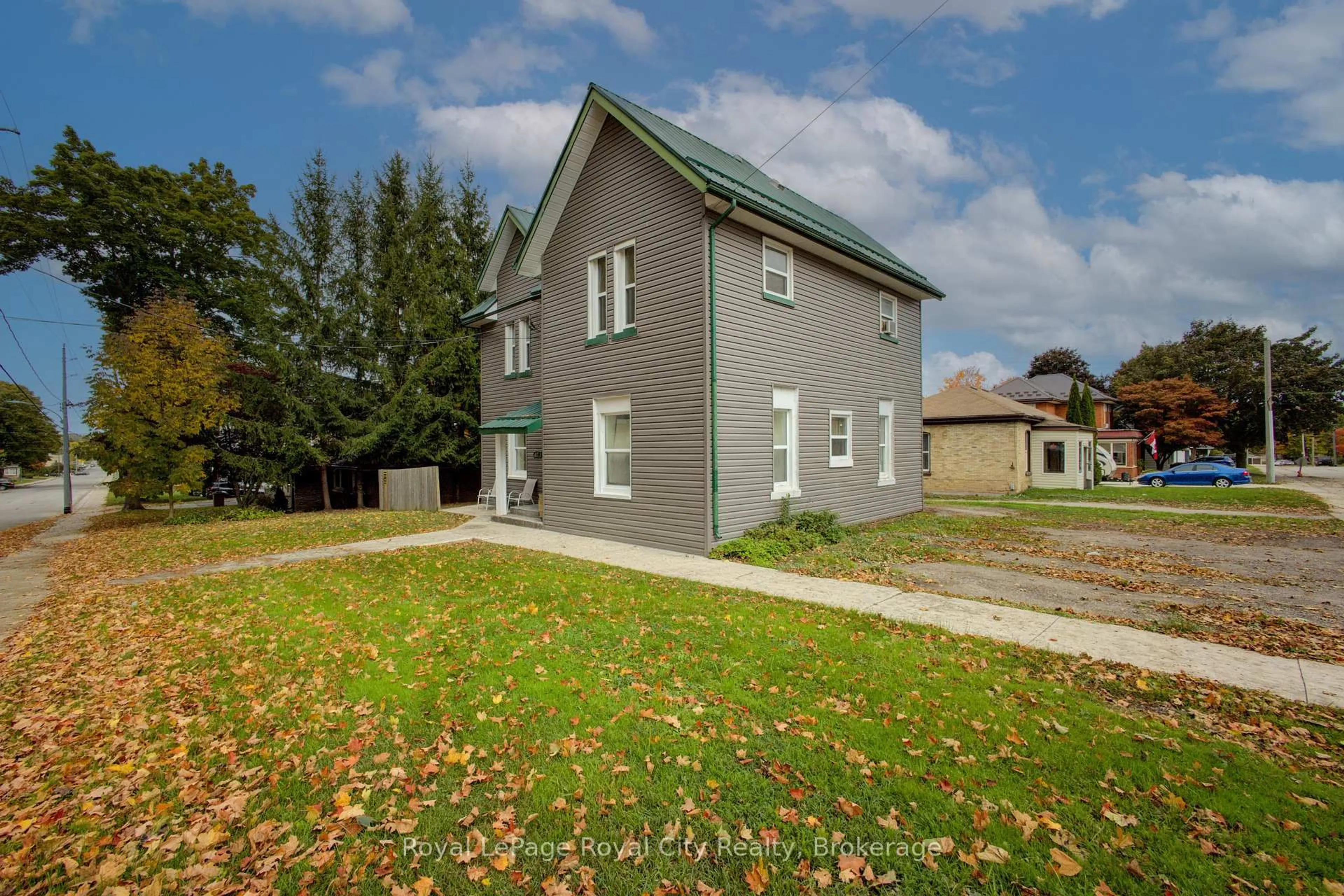 A pic from outside/outdoor area/front of a property/back of a property/a pic from drone, building for 103 Patrick St, North Huron Ontario N0G 2N0