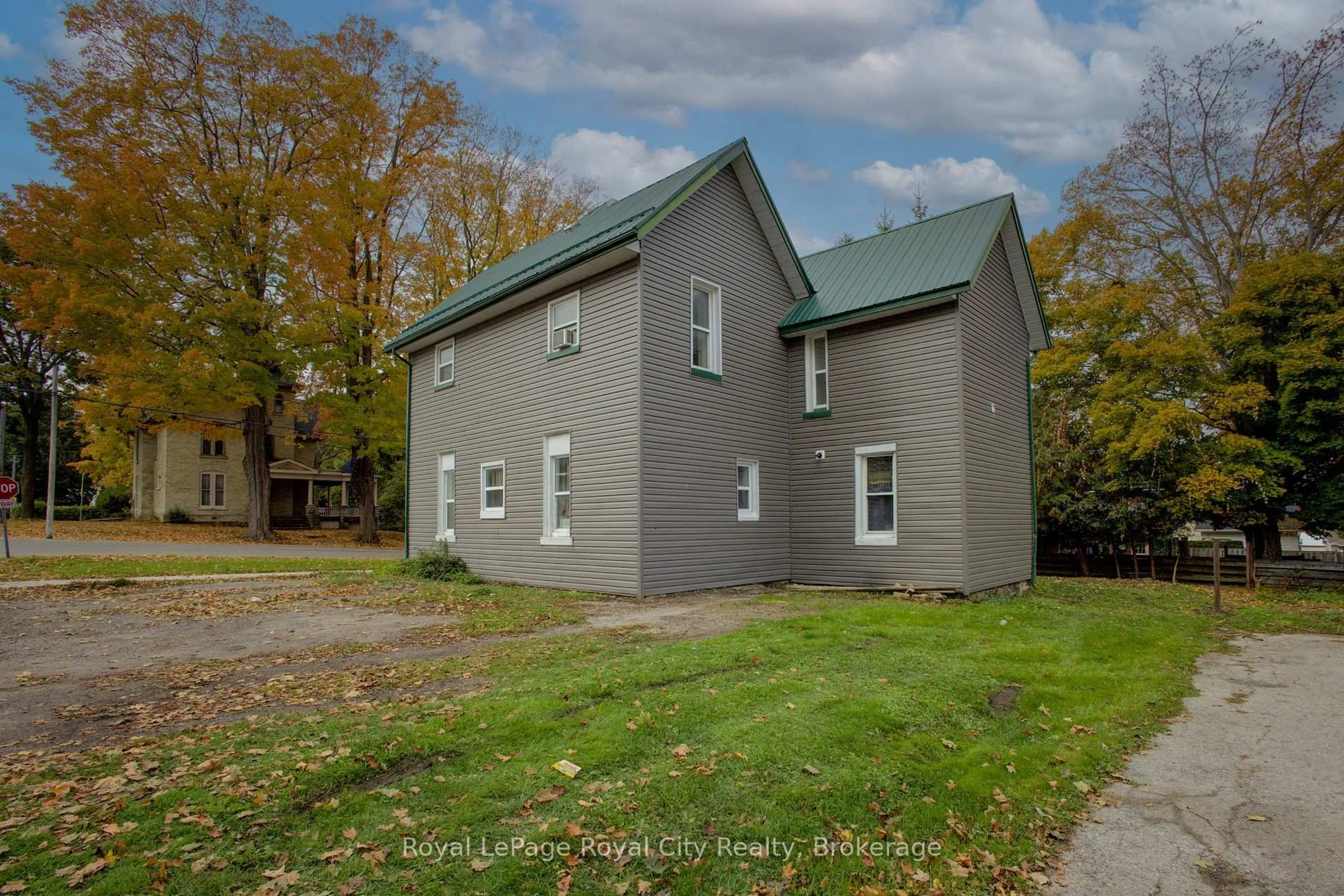 A pic from outside/outdoor area/front of a property/back of a property/a pic from drone, building for 103 Patrick St, North Huron Ontario N0G 2N0