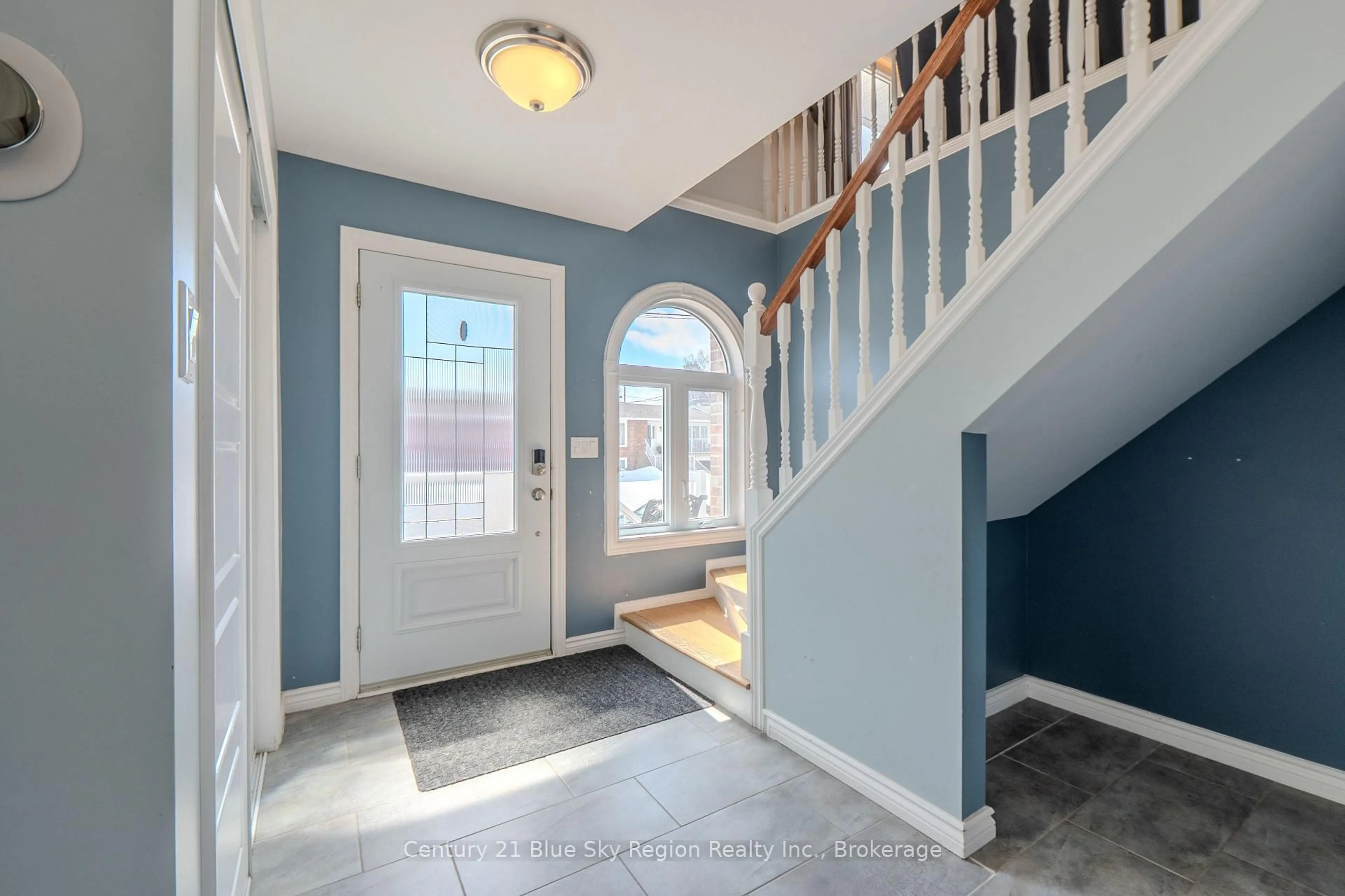 Indoor entryway for 85 Shallot Cres, North Bay Ontario P1A 3V7