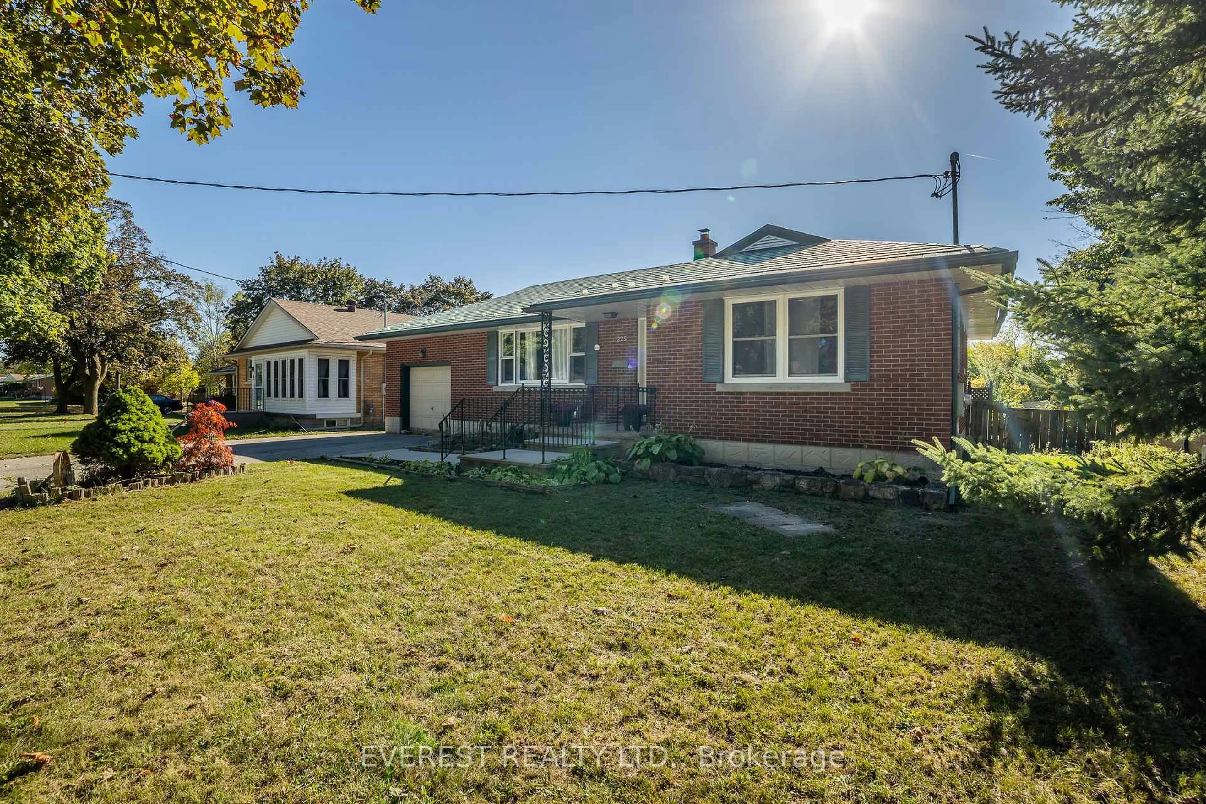 A pic from outside/outdoor area/front of a property/back of a property/a pic from drone, street for 225 Woodhaven Rd, Kitchener Ontario N2C 1V6