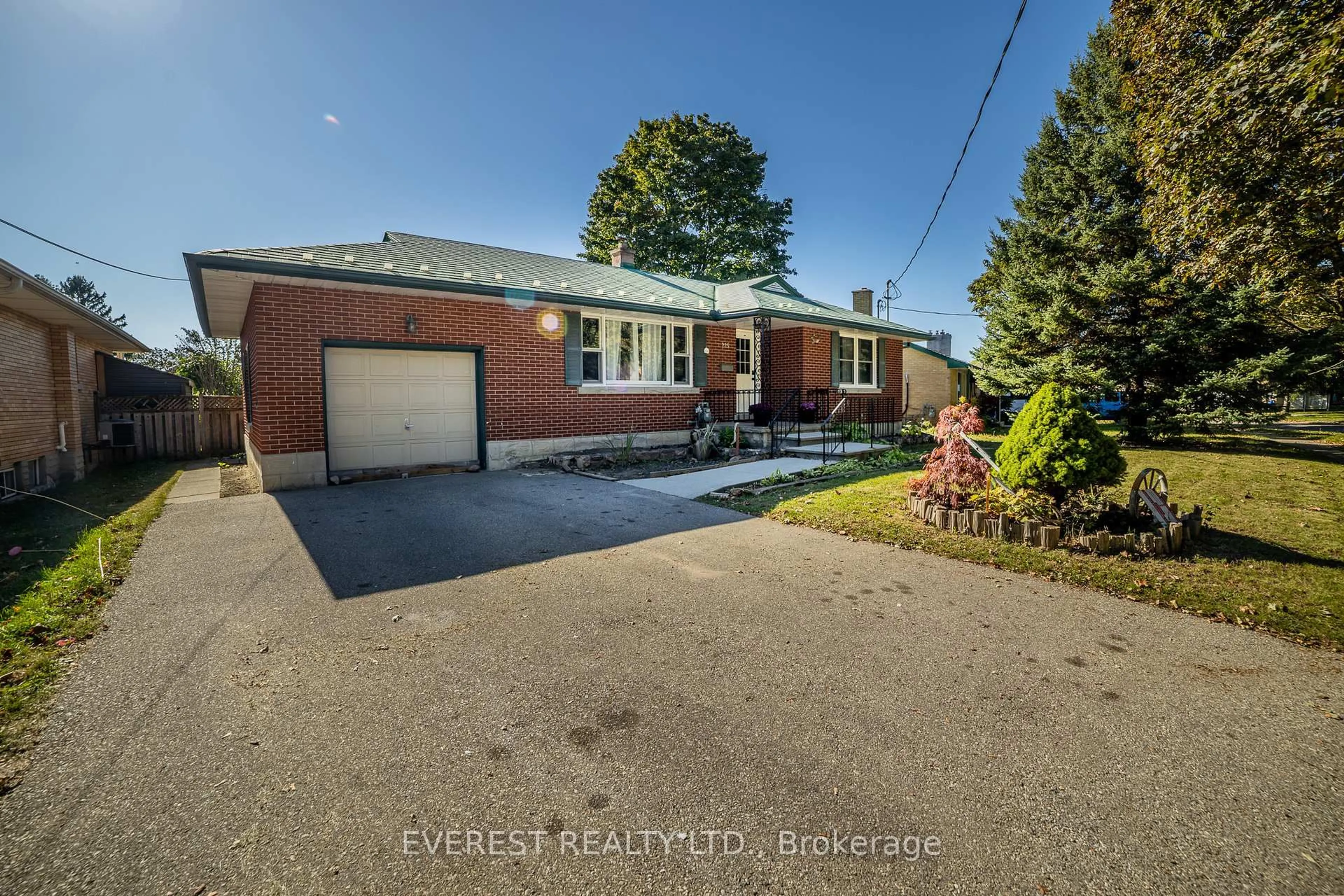 A pic from outside/outdoor area/front of a property/back of a property/a pic from drone, street for 225 Woodhaven Rd, Kitchener Ontario N2C 1V6