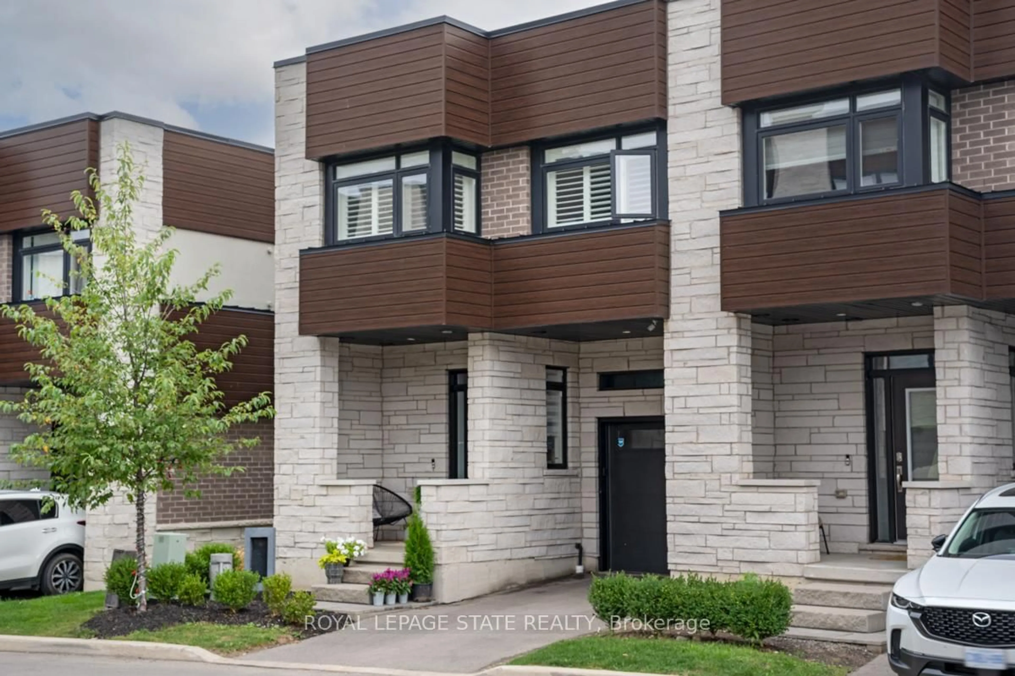 Home with brick exterior material, street for 35 Midhurst Hts #22, Hamilton Ontario L8J 0K9