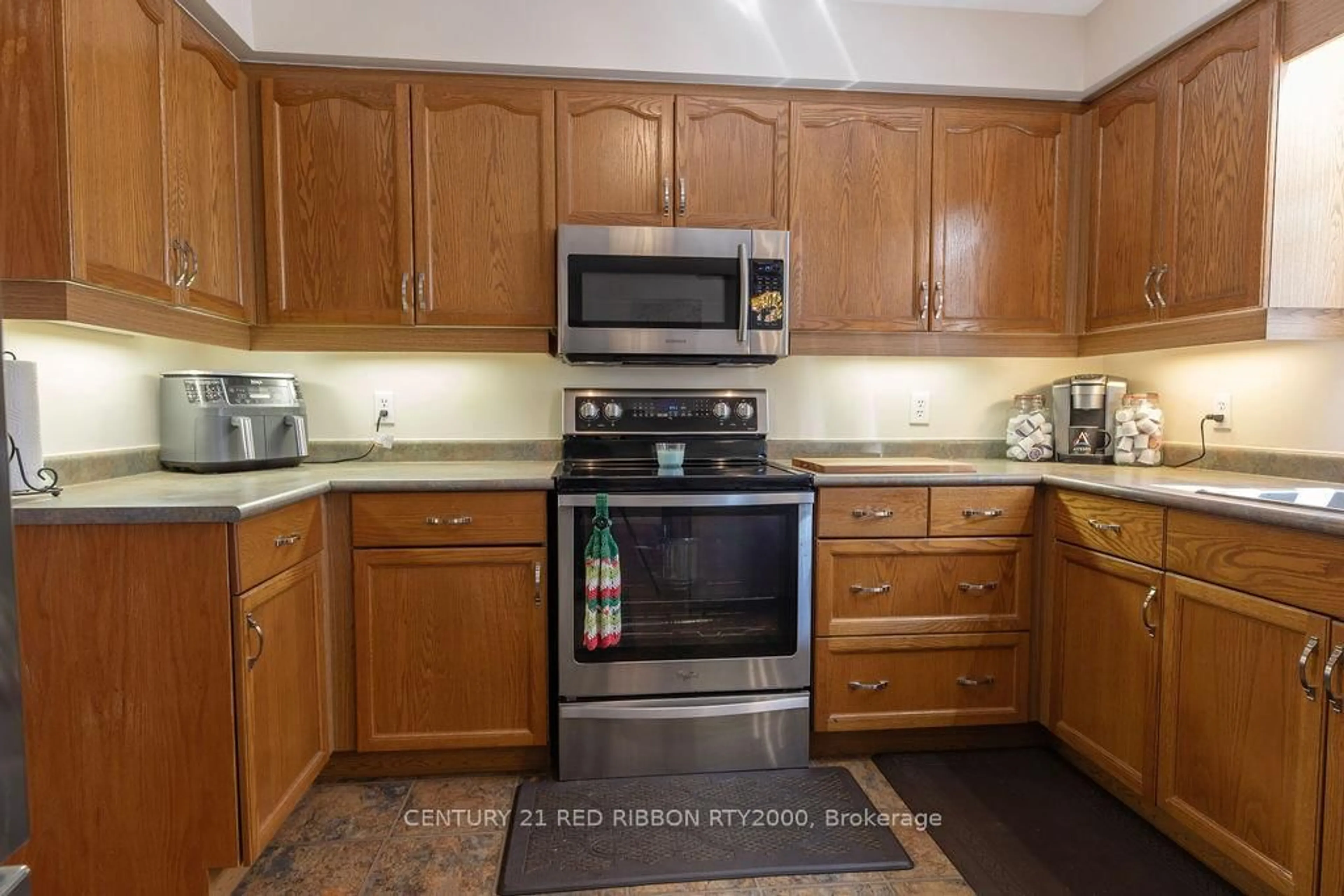 Standard kitchen, ceramic/tile floor for 232 Thorne Dr, Strathroy-Caradoc Ontario N7G 4C2