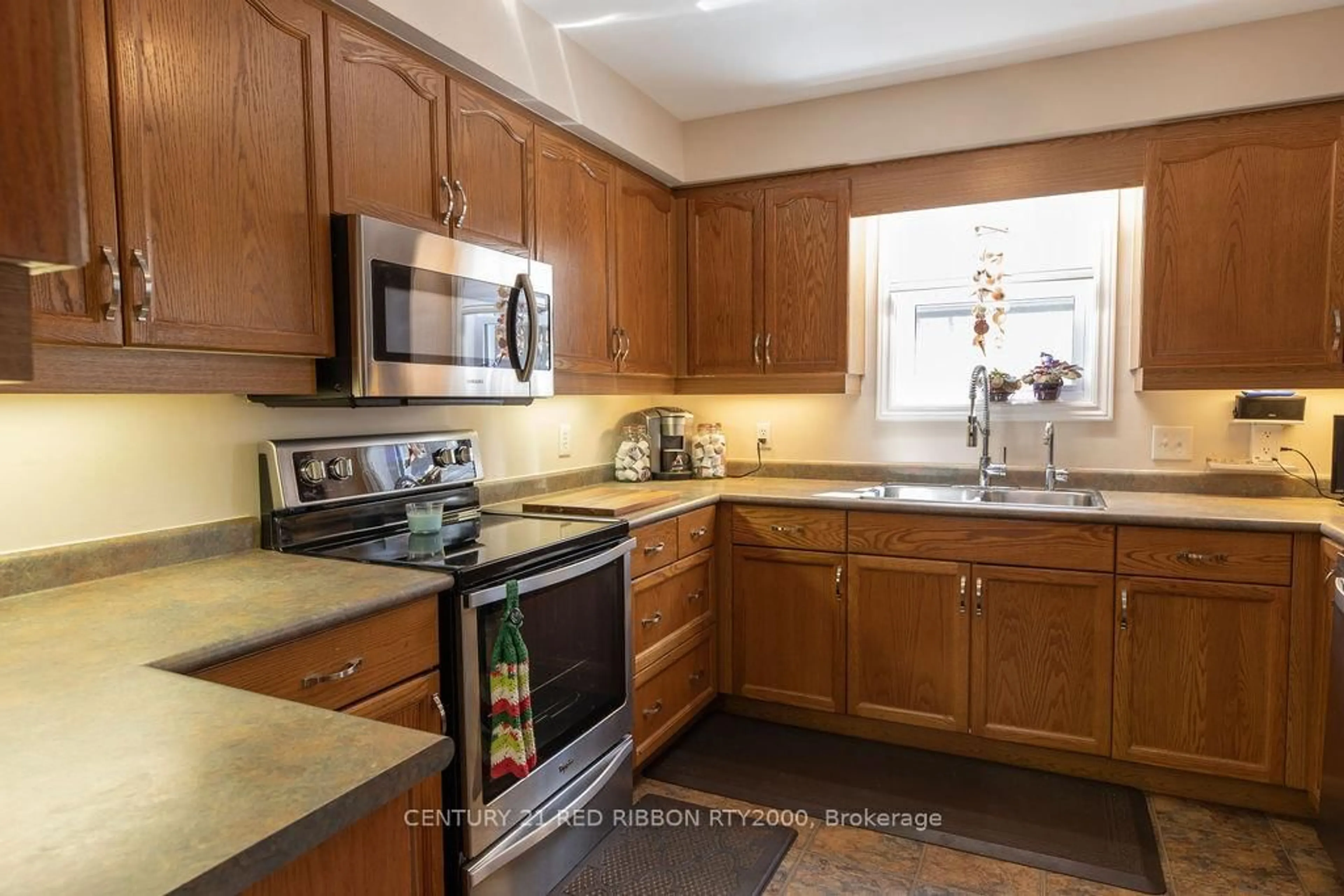 Standard kitchen, ceramic/tile floor for 232 Thorne Dr, Strathroy-Caradoc Ontario N7G 4C2