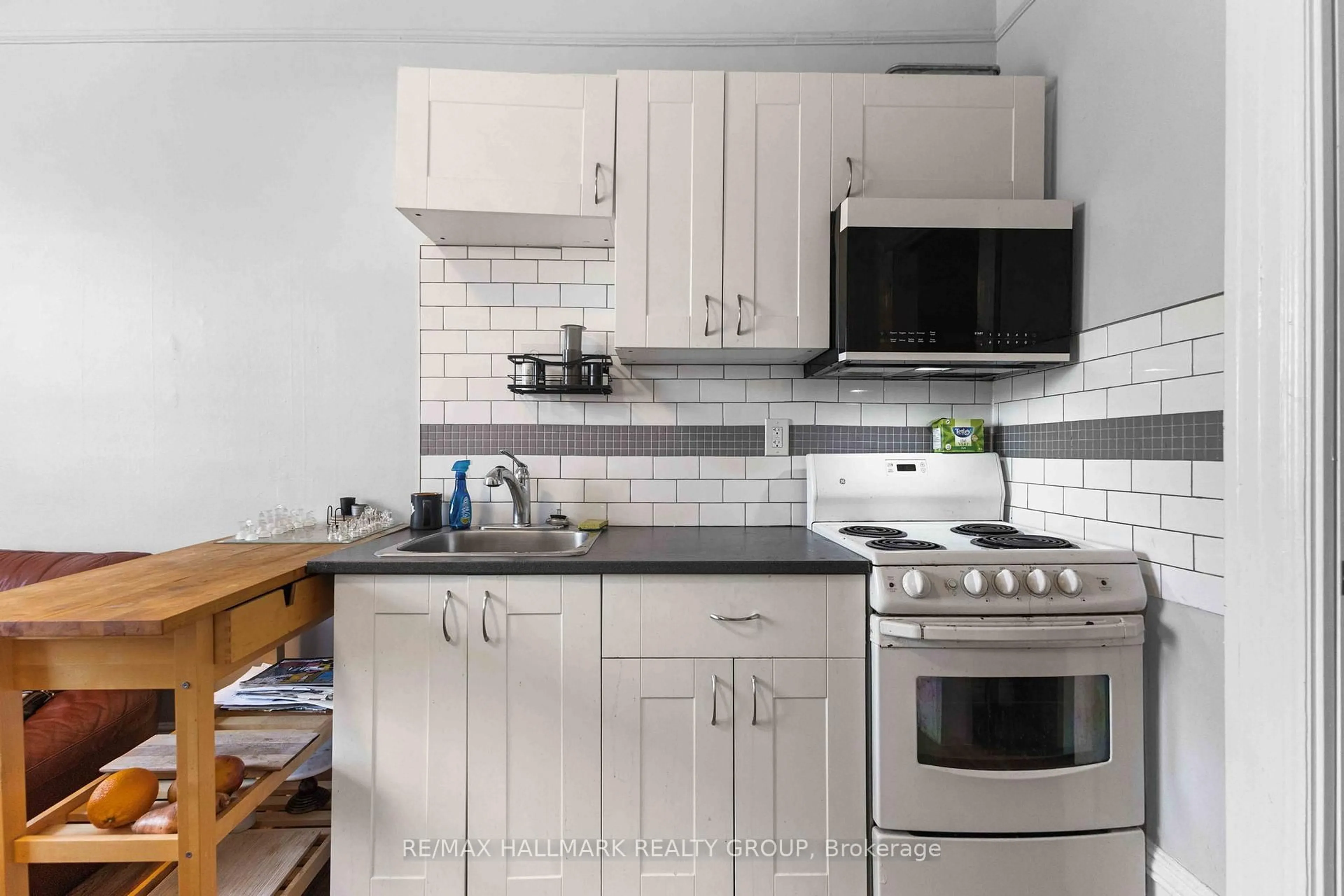 Standard kitchen, unknown for 70 Anderson St, Ottawa Ontario K1R 6T7