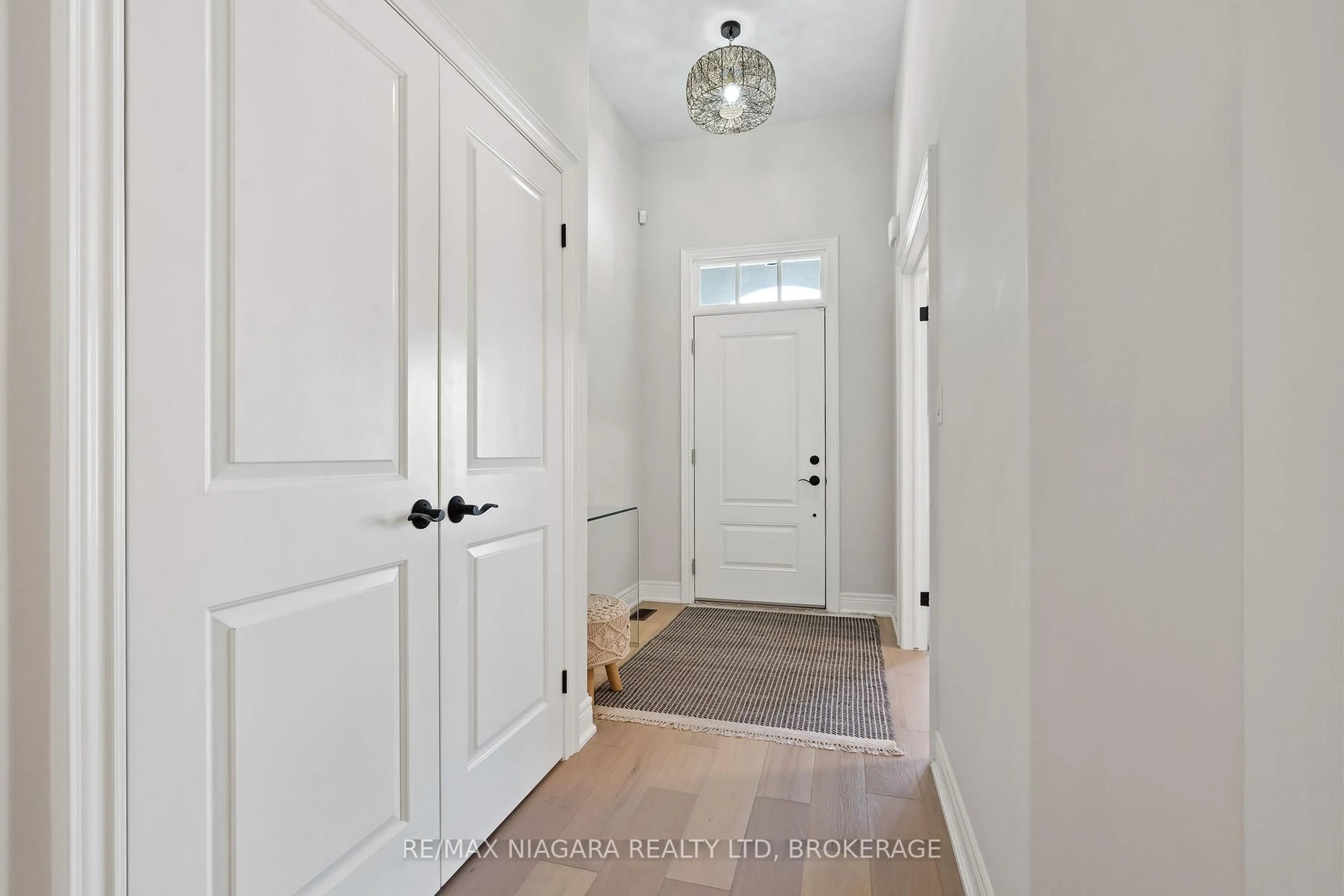 Indoor entryway for 14 Mills Lane, Niagara-on-the-Lake Ontario L0S 1J1