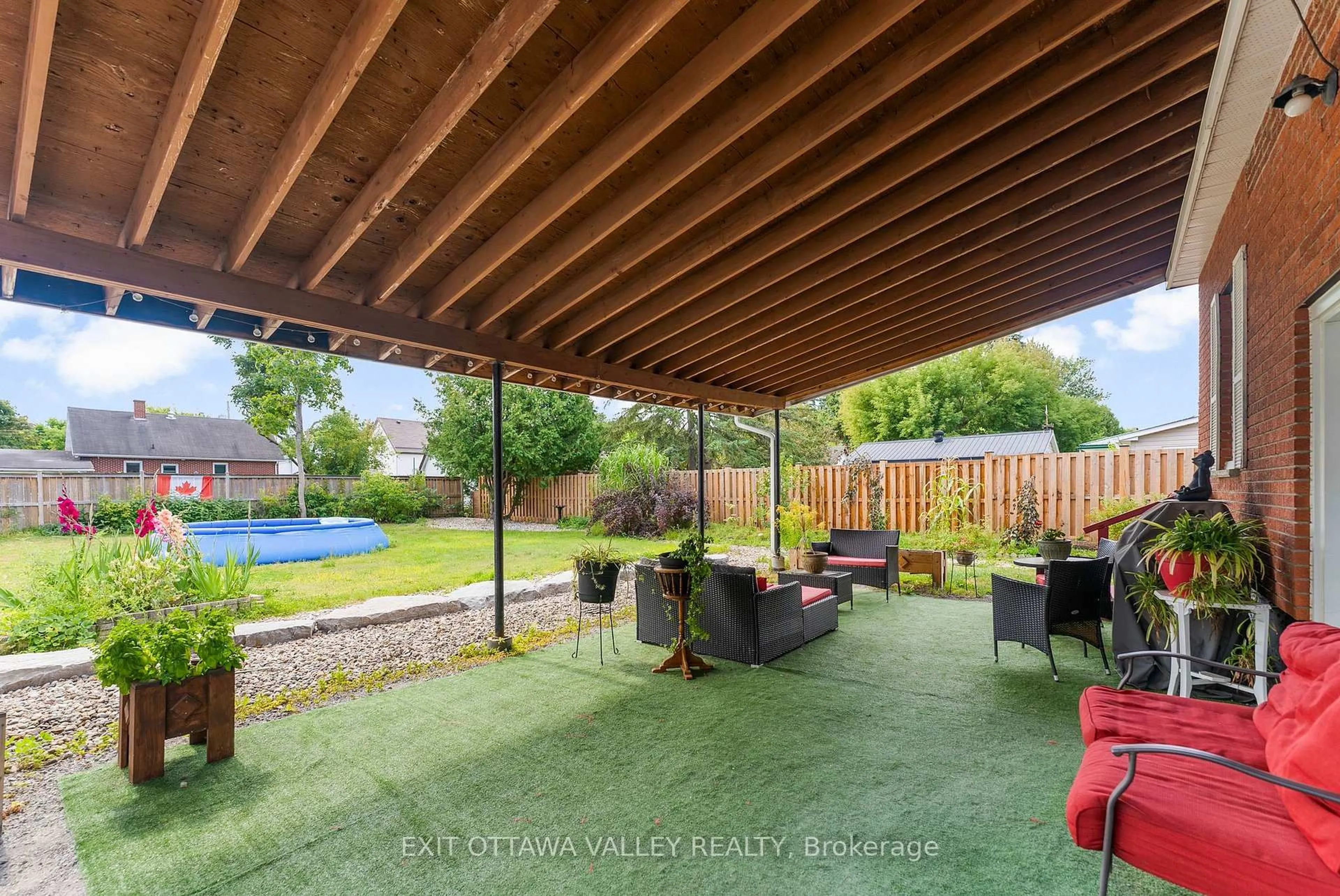 Patio, street for 329 Third Ave, Pembroke Ontario K8A 5G5