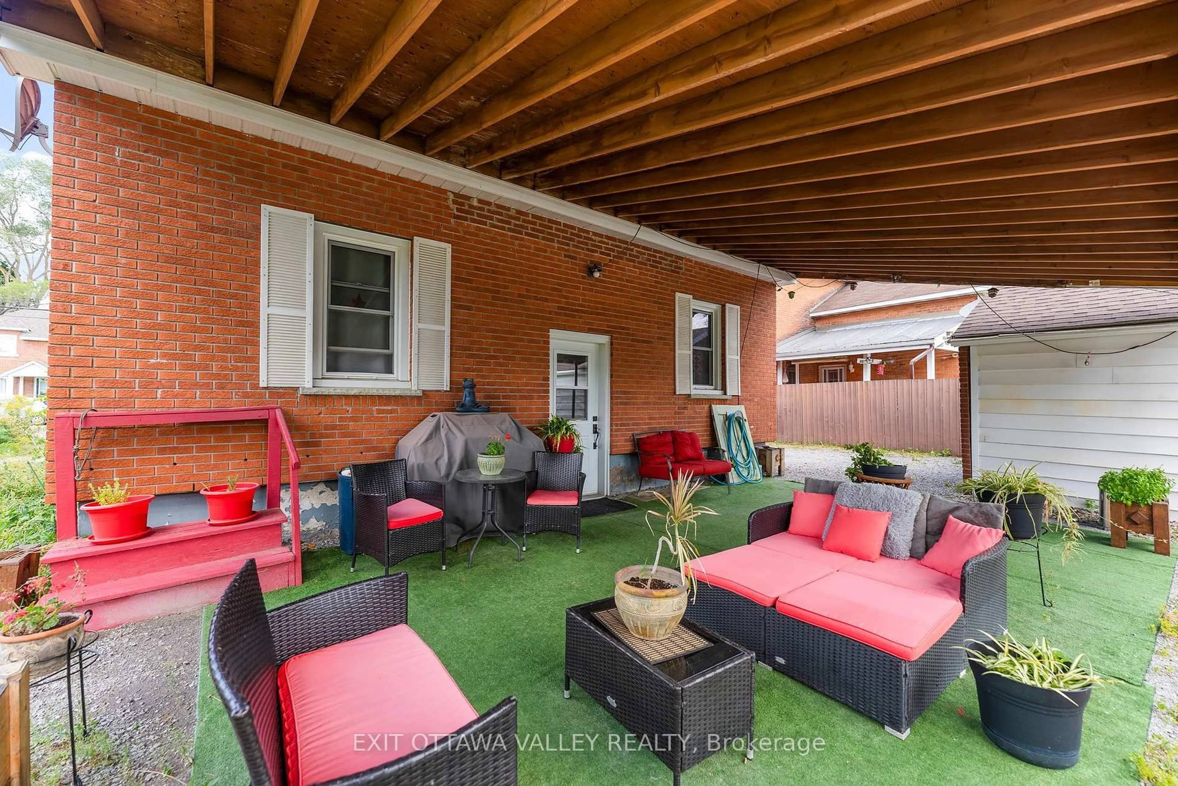 Patio, street for 329 Third Ave, Pembroke Ontario K8A 5G5