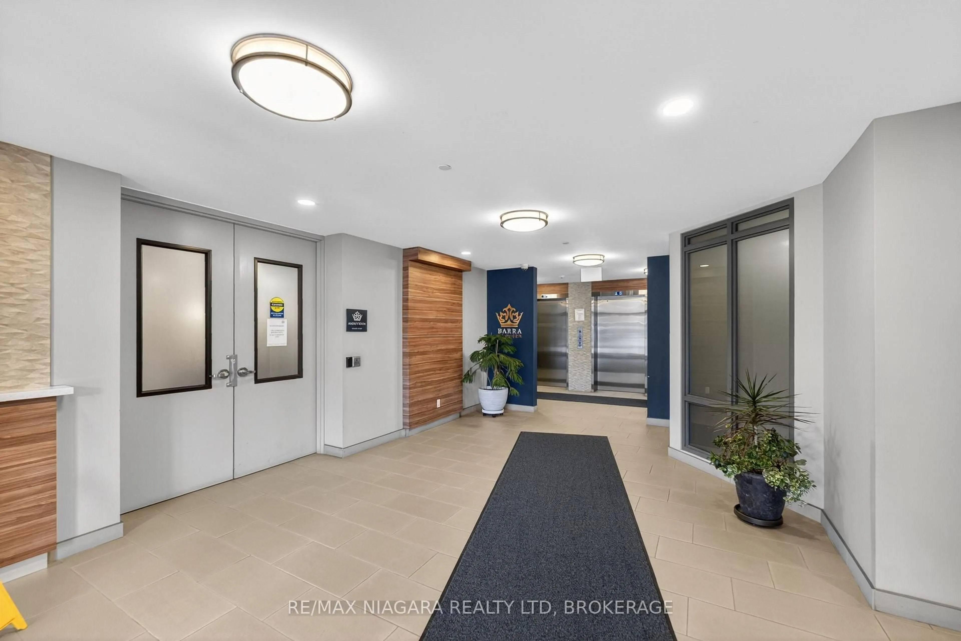 Indoor foyer for 399 Queen St #403, Kitchener Ontario N2G 0C4