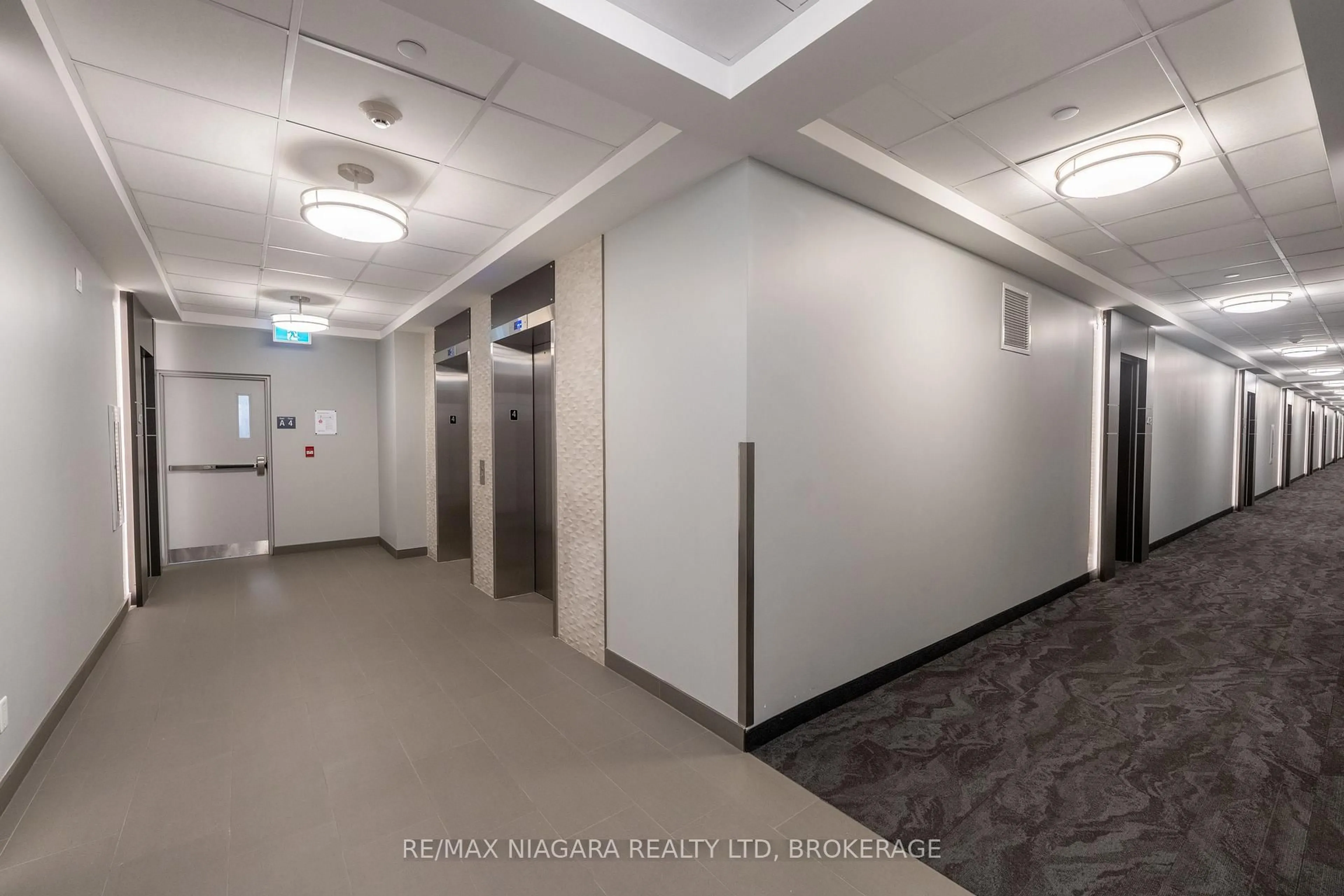 Indoor foyer for 399 Queen St #403, Kitchener Ontario N2G 0C4