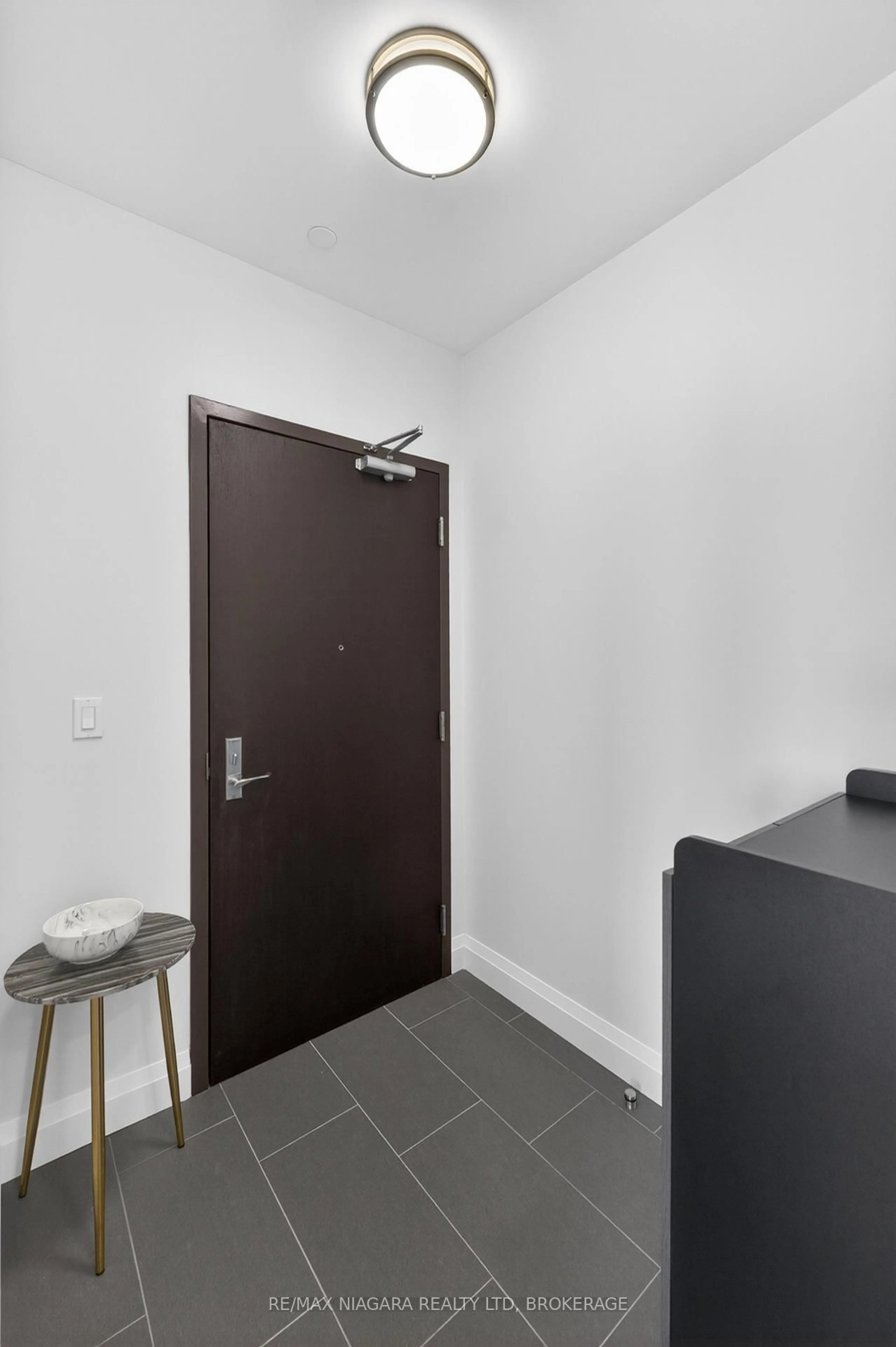 Indoor entryway for 399 Queen St #403, Kitchener Ontario N2G 0C4