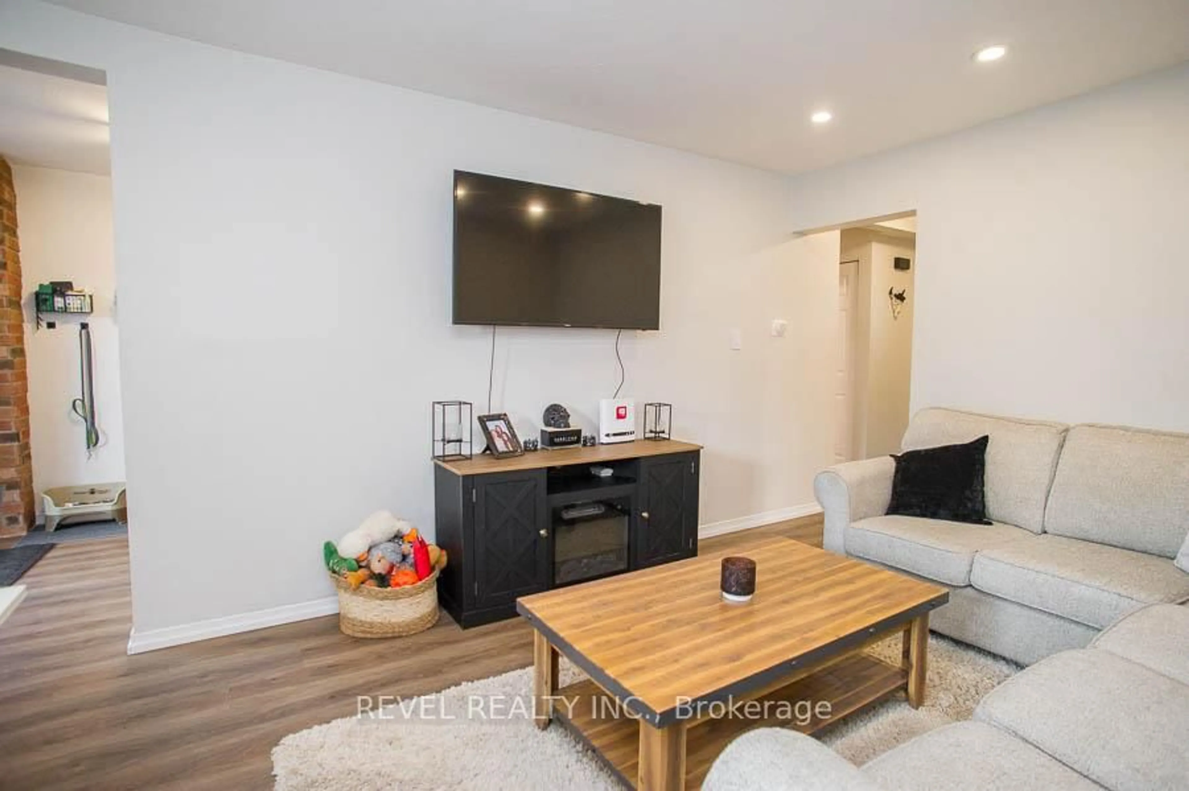 Living room with furniture, wood/laminate floor for 273 Elgin St #52, Brantford Ontario N3S 5B2