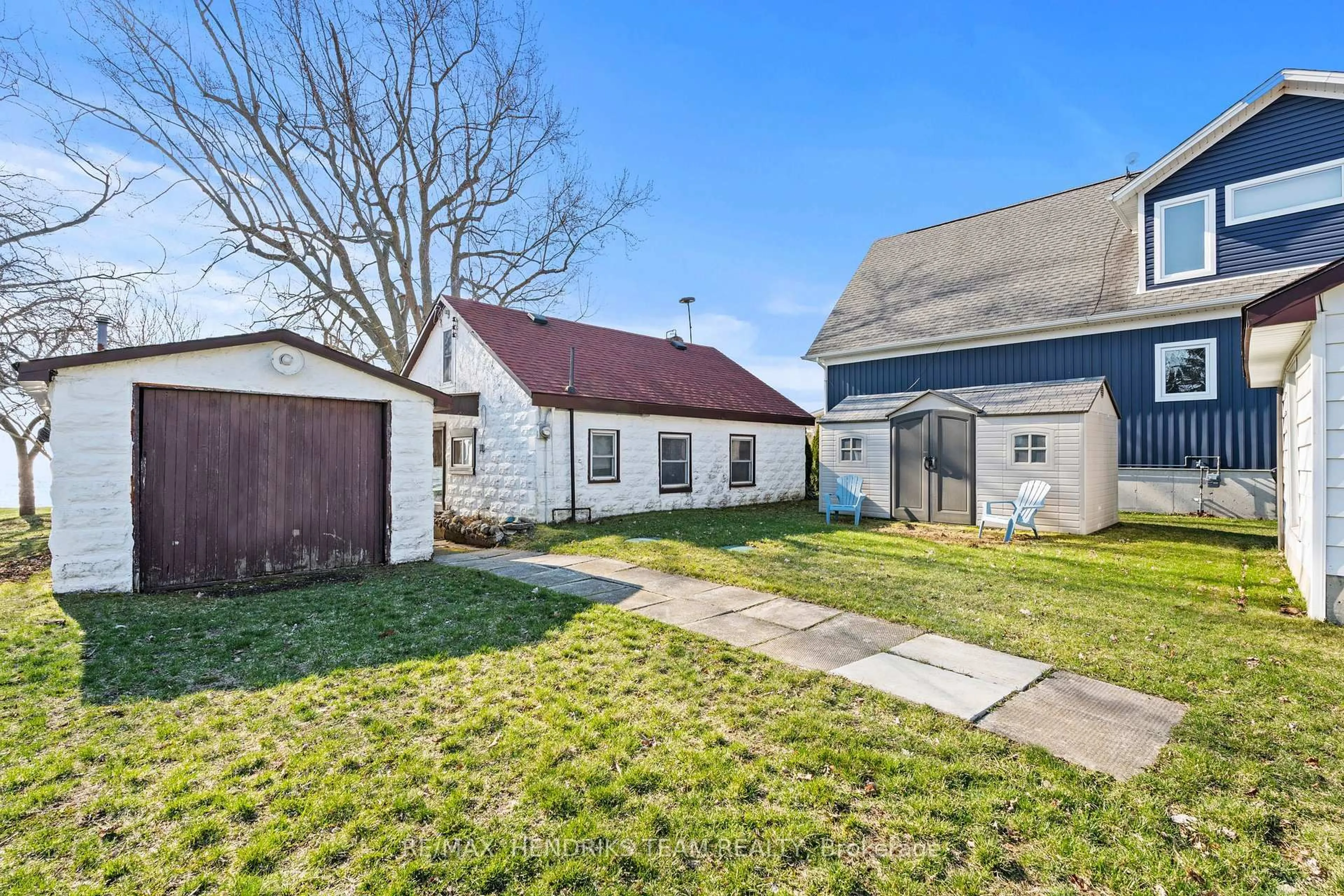 A pic from outside/outdoor area/front of a property/back of a property/a pic from drone, street for 11273 Harbourview Rd, Wainfleet Ontario L3K 5V4