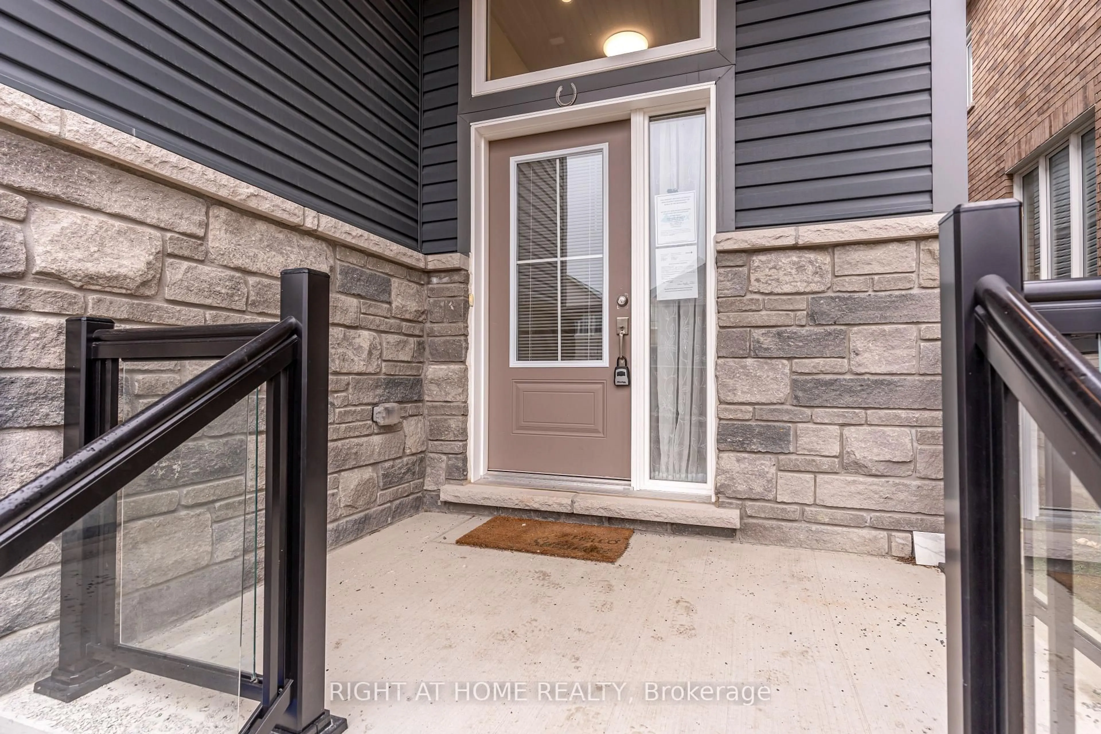 Indoor entryway for 520 CLAYTON Ave, Peterborough Ontario K9K 0H5