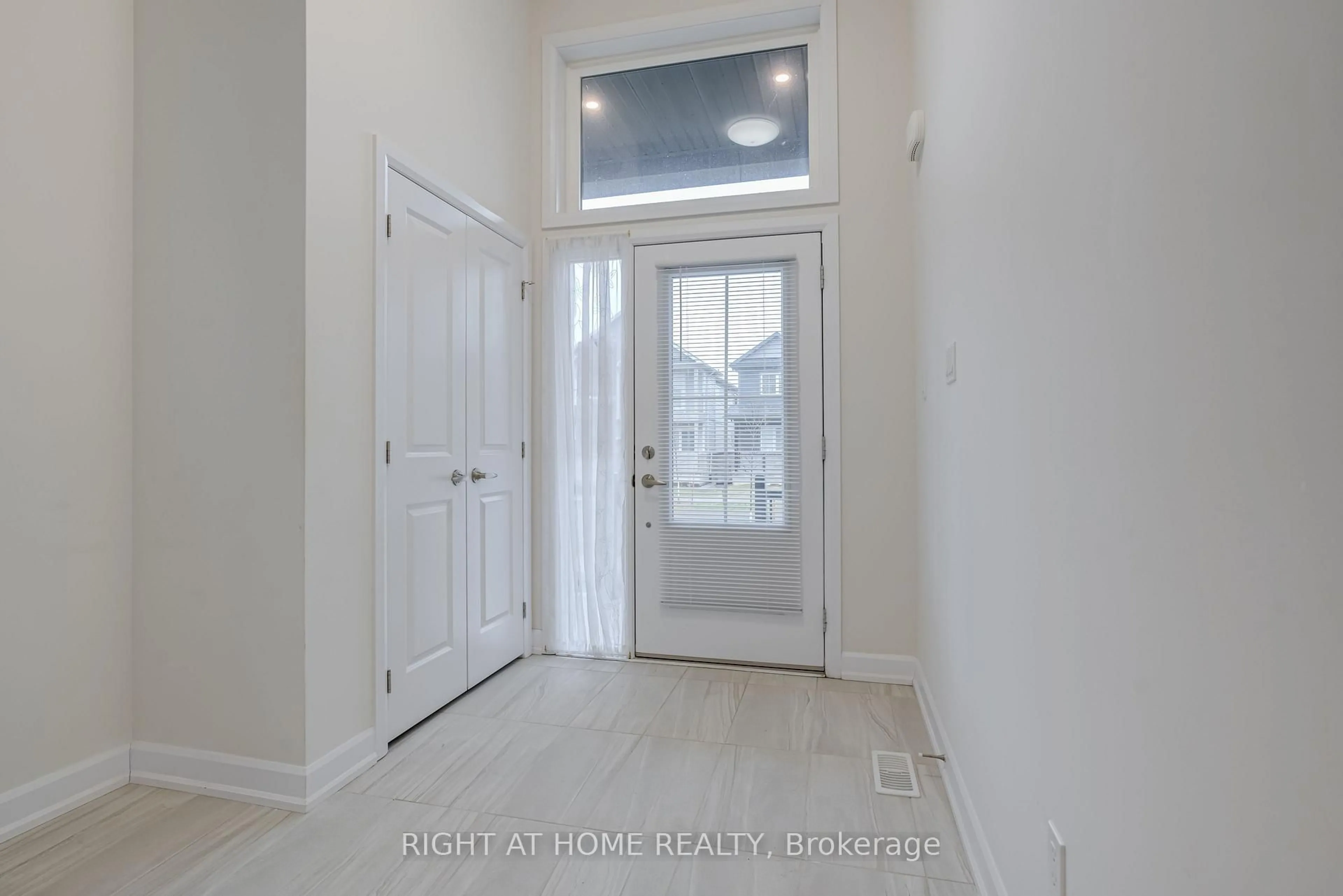 Indoor entryway for 520 CLAYTON Ave, Peterborough Ontario K9K 0H5