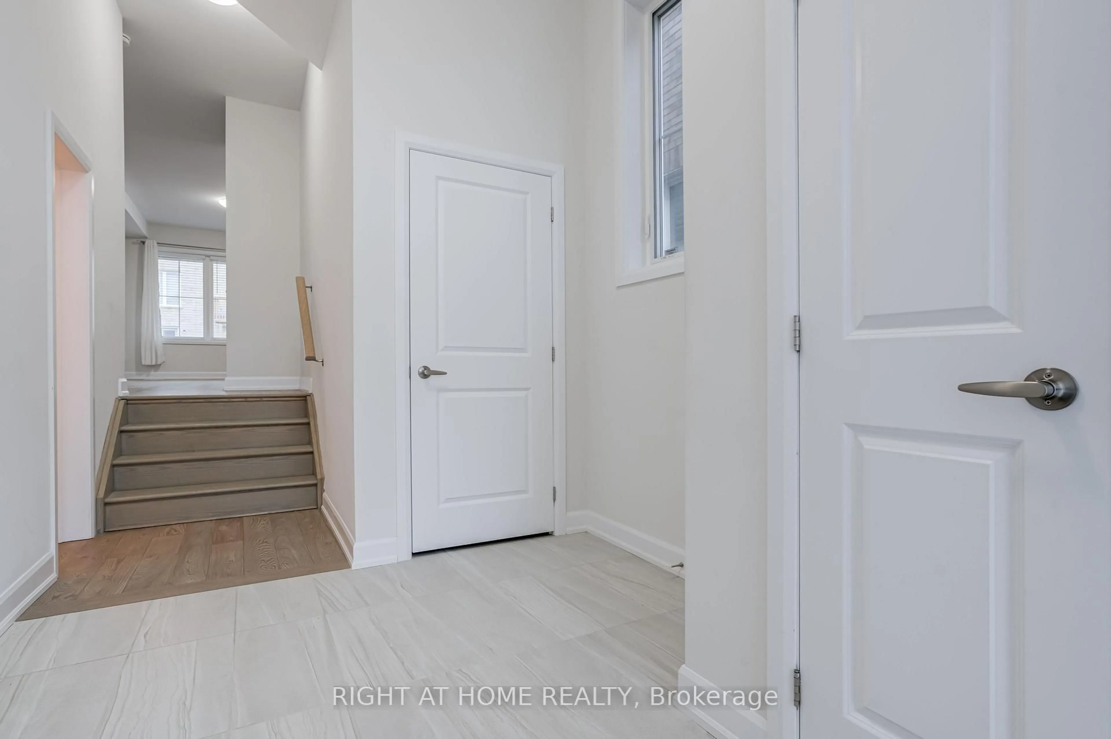Indoor entryway for 520 CLAYTON Ave, Peterborough Ontario K9K 0H5