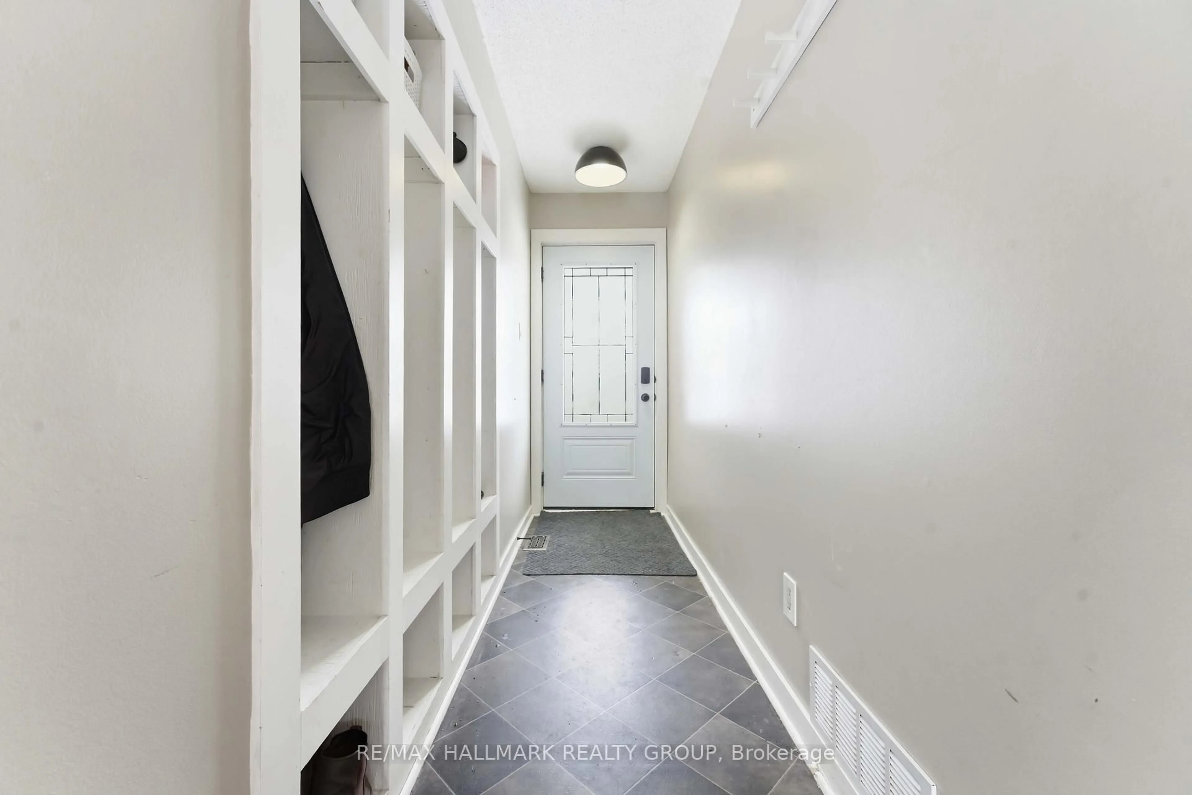 Indoor entryway for 1091 Burgundy Lane, Orleans Ontario K1C 2M9