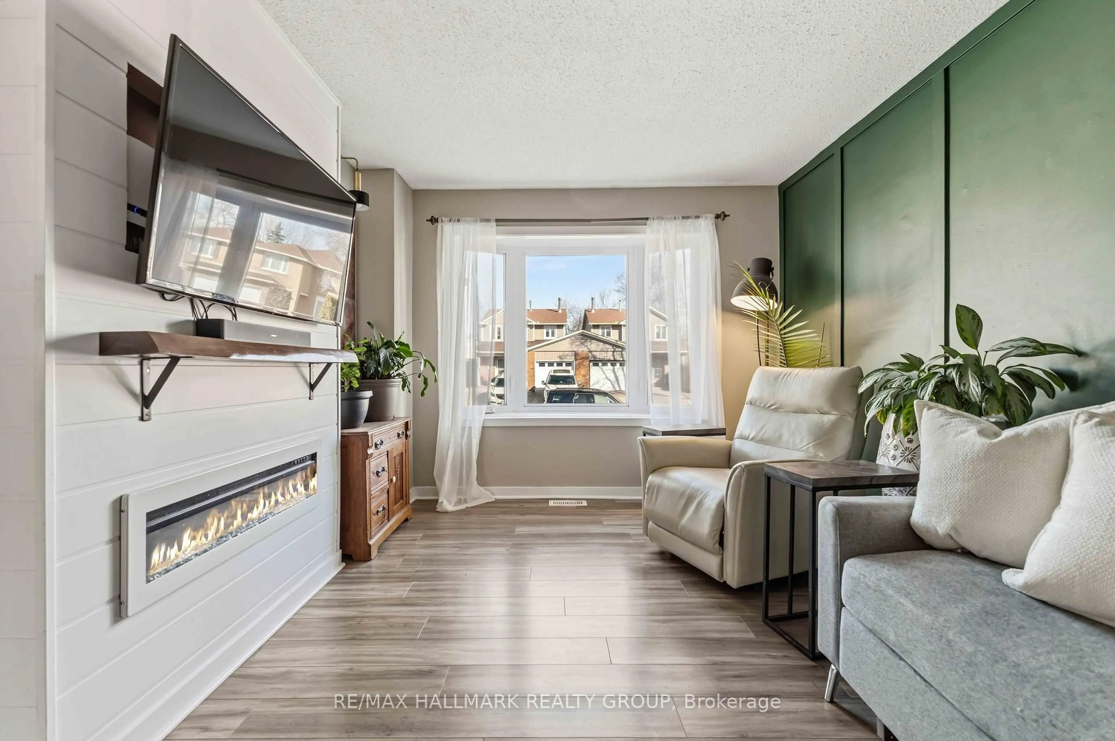 Living room with furniture, unknown for 1091 Burgundy Lane, Orleans Ontario K1C 2M9