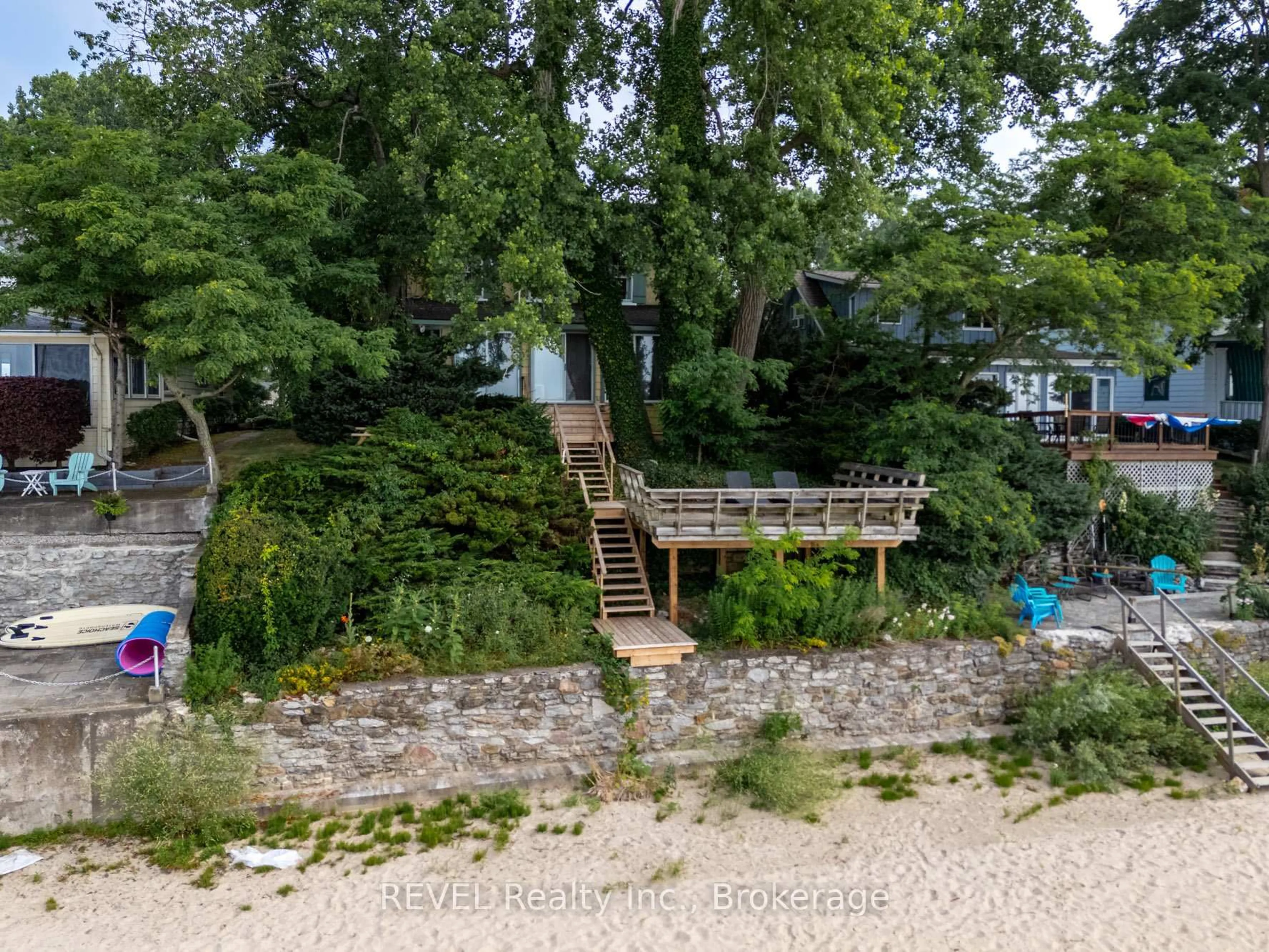 A pic from outside/outdoor area/front of a property/back of a property/a pic from drone, unknown for 1321 Kam Rd, Fort Erie Ontario L2A 5W5